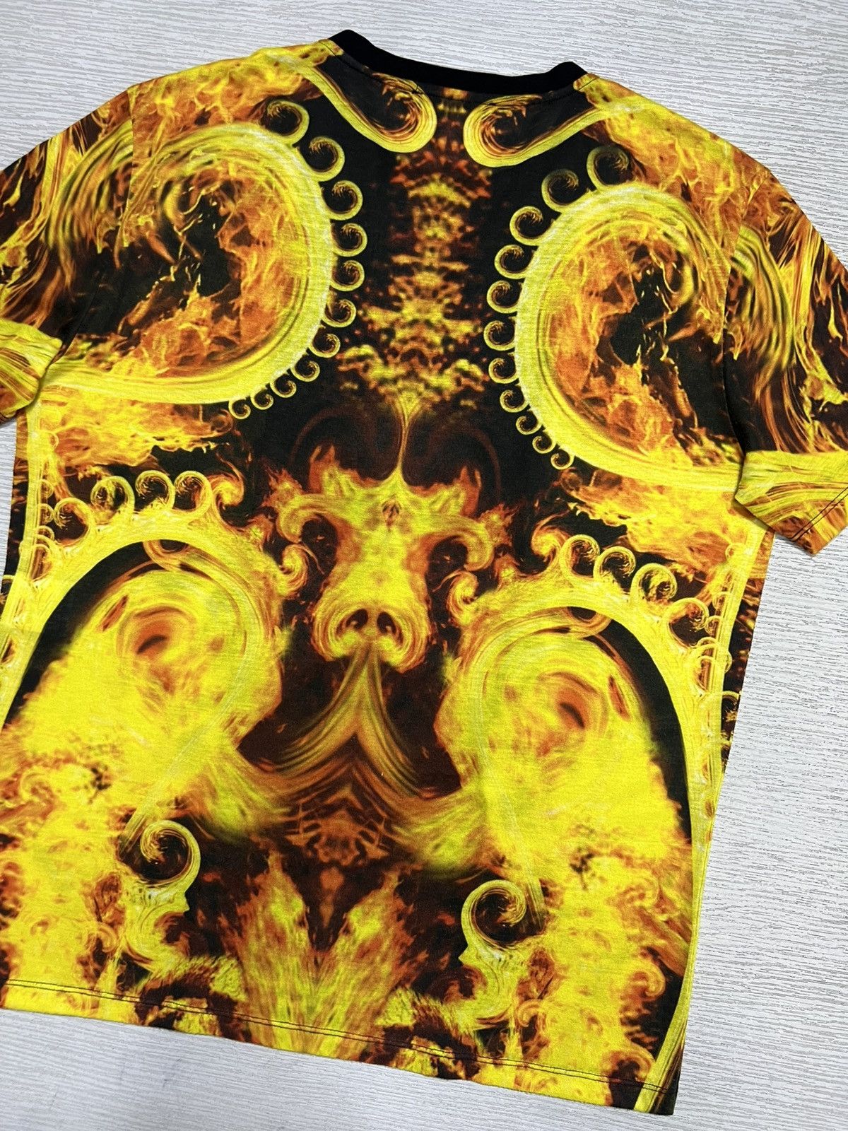 Givenchy Givenchy - Riccardo Tisci - “Madonna In Flames” T-Shirt Size US S / EU 44-46 / 1 - 9 Thumbnail