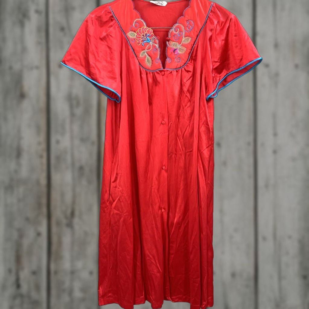 Vintage VINTAGE Vanity Fair Robe Womens M Red Button Up Pocket USA Embroidered Trim 1970s Mod/GoGo Size ONE SIZE - 1 Thumbnail