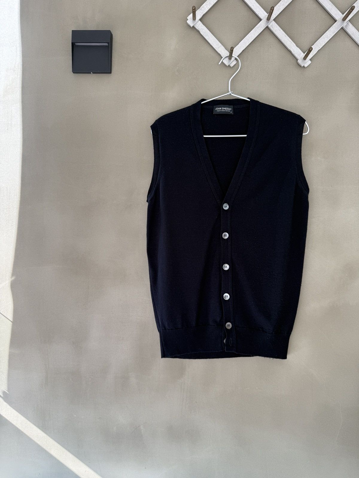 John Smedley John Smedley England Extra Fine Merino Wool Knit Men's Vest Size US S / EU 44-46 / 1 - 1 Thumbnail