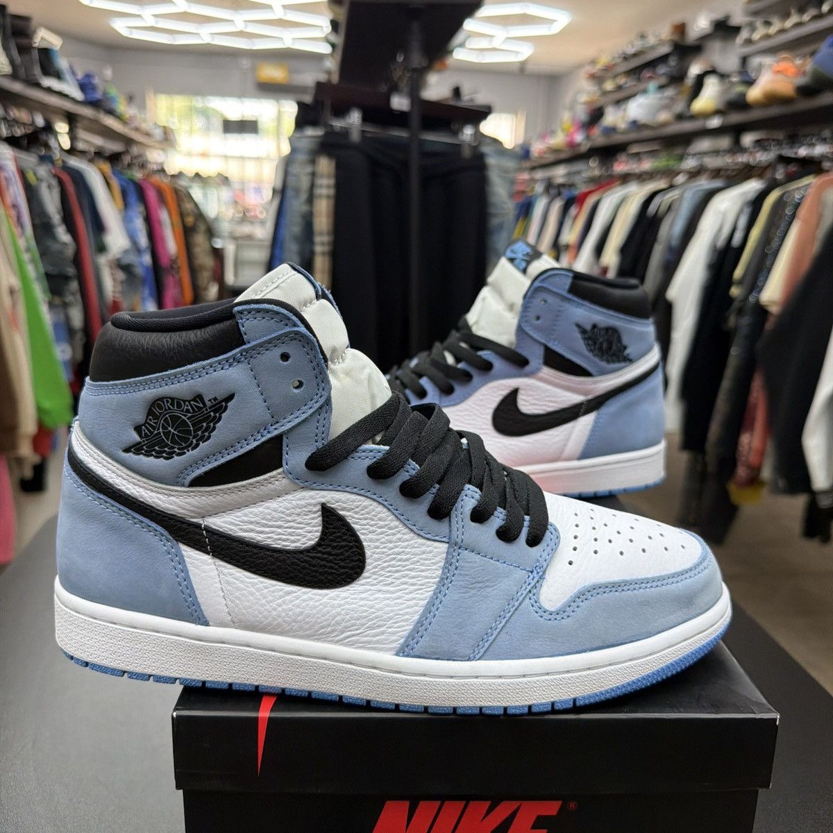 Jordan Brand Air Jordan 1 Retro High OG University Blue size 10.5 mens Size US 10.5 / EU 43-44 - 2 Thumbnail