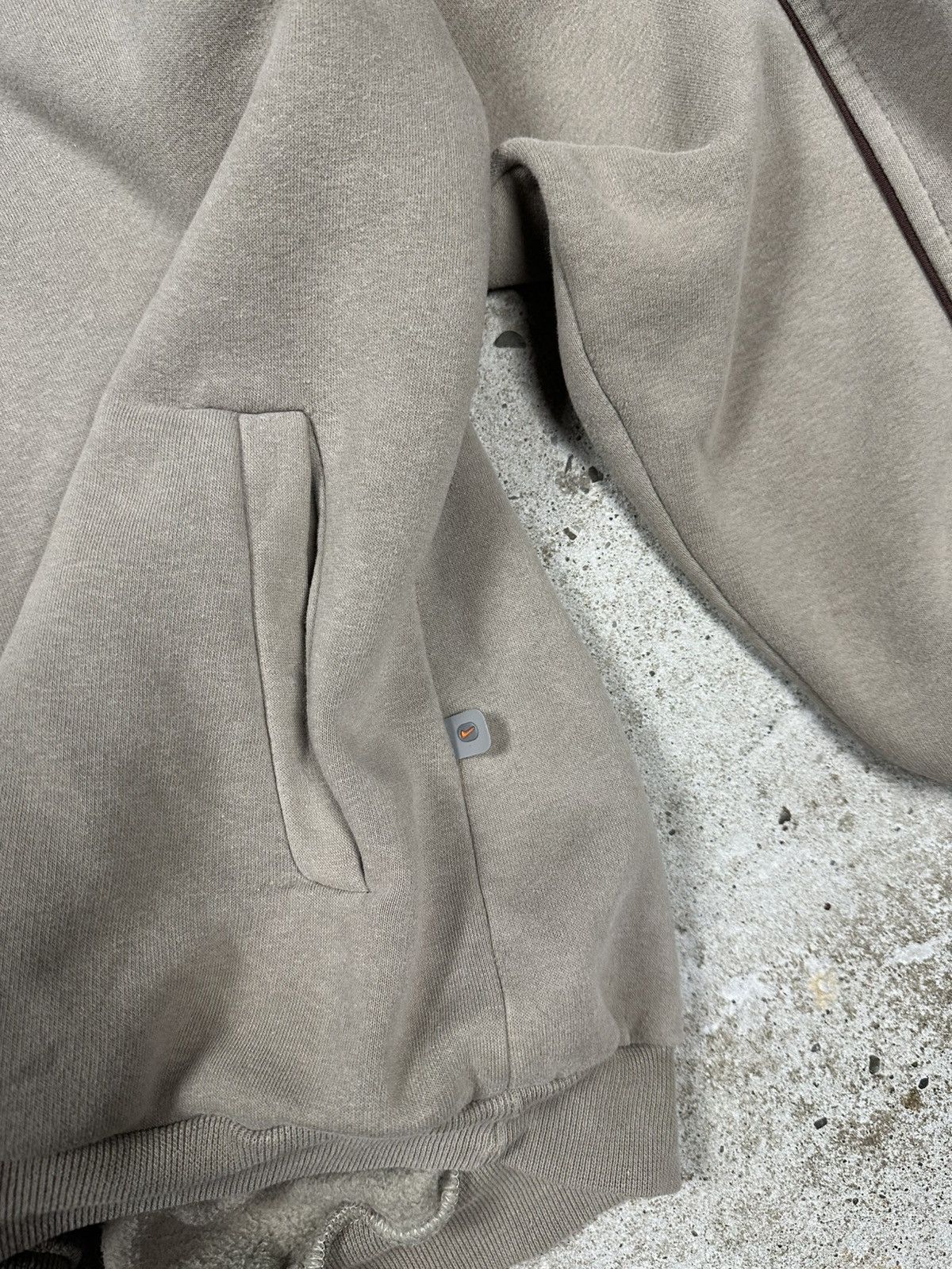 Nike Vintage Y2K Nike Beige Boxy Fit Hoodie Swoosh Print Size US M / EU 48-50 / 2 - 9 Thumbnail