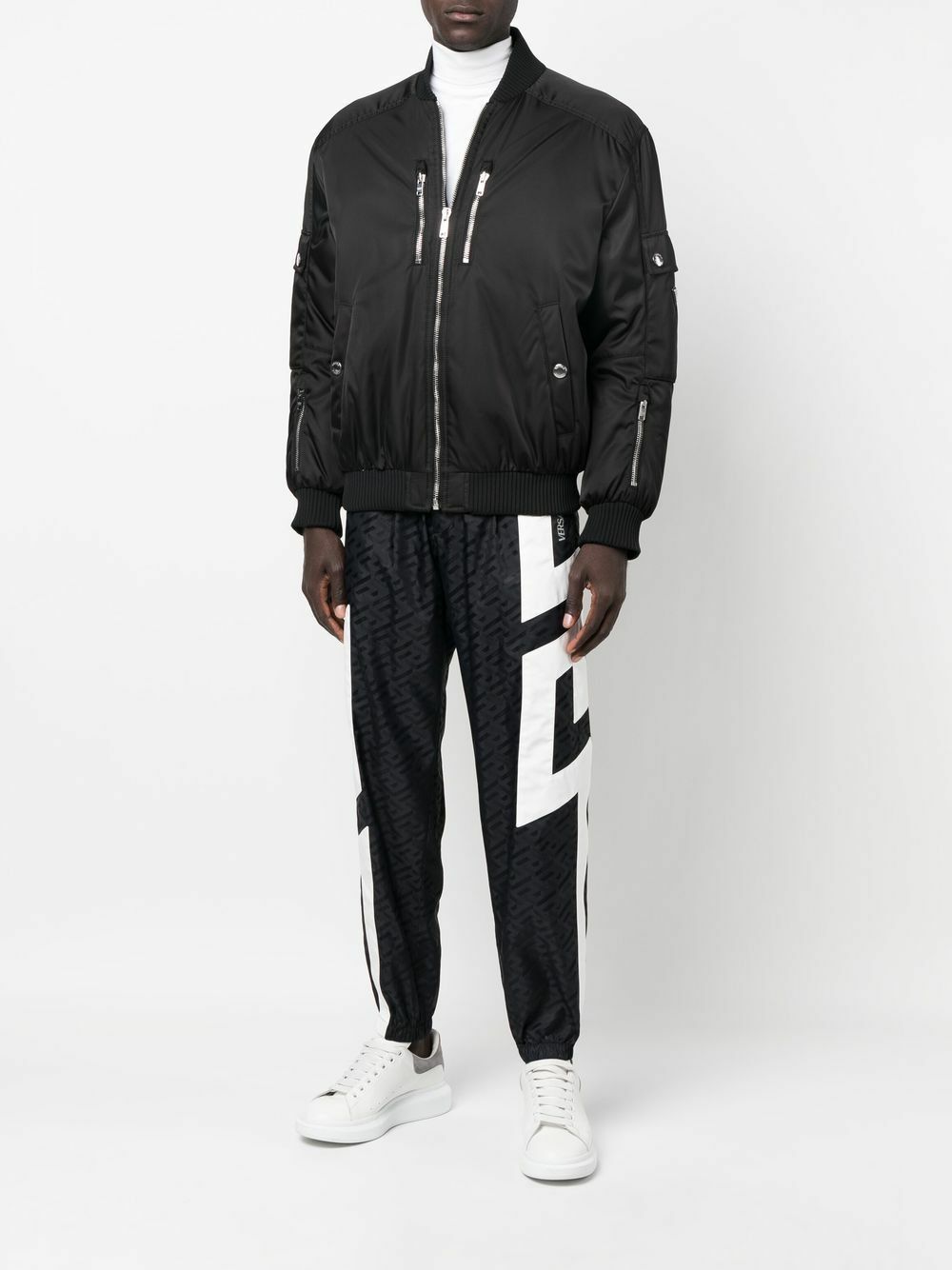 Versace o1y0525 Logo Jogger & Sweatpant in Black/White Size US 36 / EU 52 - 5 Thumbnail