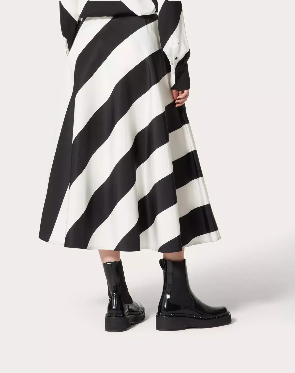 Valentino o1s1wg110625 Strhype Crepe Couture Midi Skirt in Black/White Size 30" / US 8 / IT 44 - 5 Thumbnail