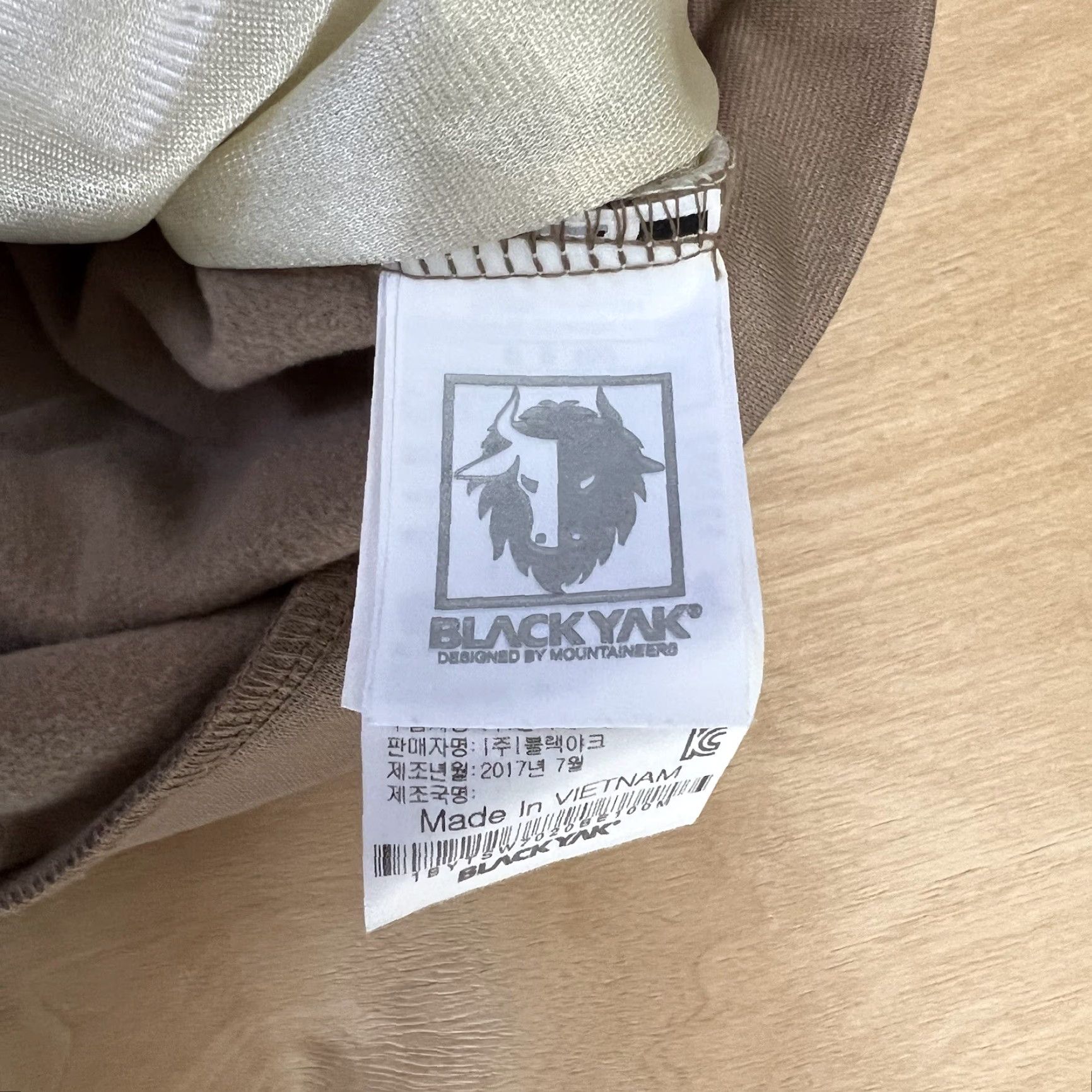 Vintage Black Yak 1/4 Zip Pullover Medium Beige Insulated Polyester Jacket Mens M Casual Outdoor Winter Size US M / EU 48-50 / 2 - 7 Thumbnail