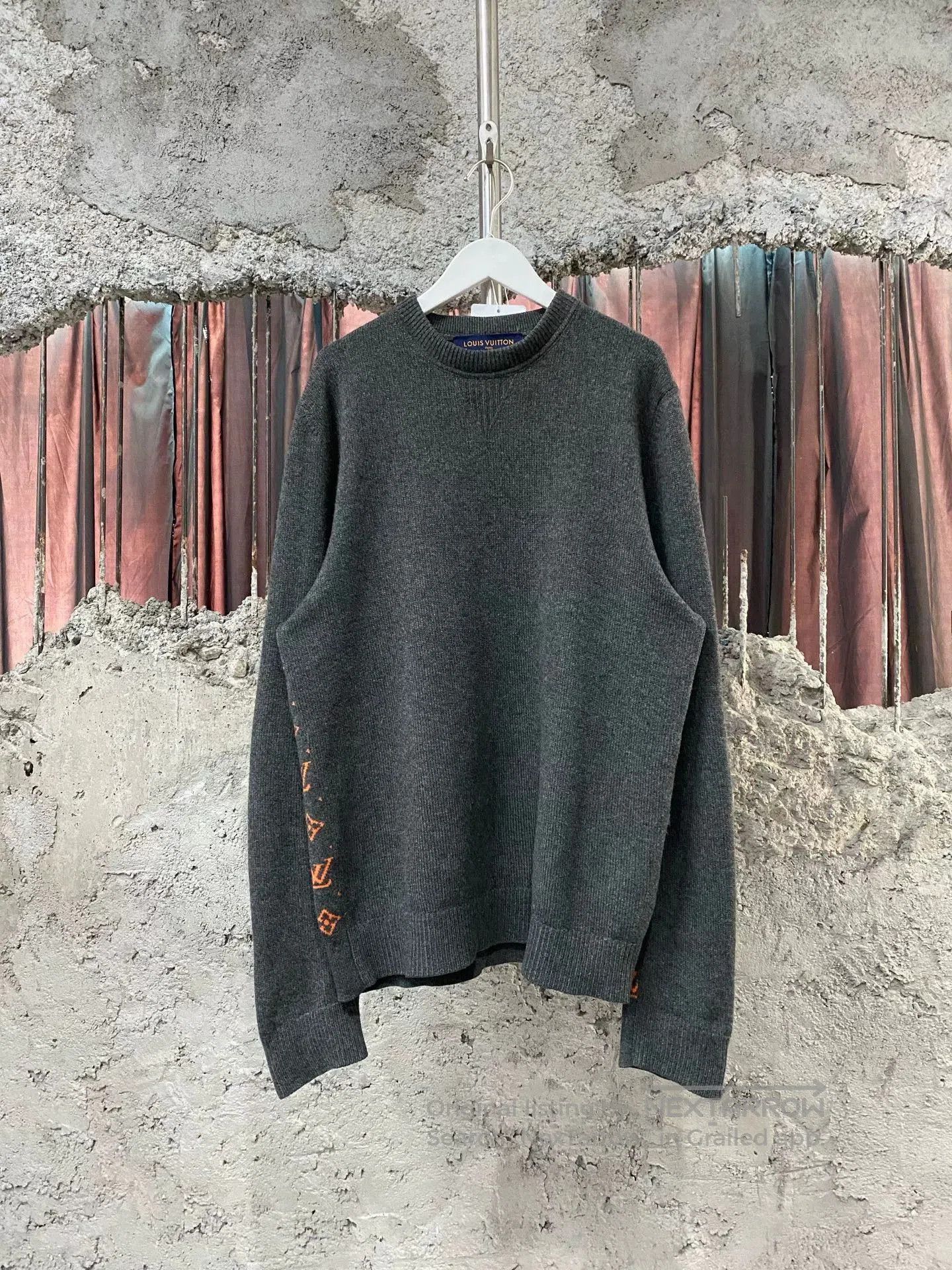 Louis Vuitton louis vuitton logo sweater in gray. Size US M / EU 48-50 / 2 - 1 Thumbnail