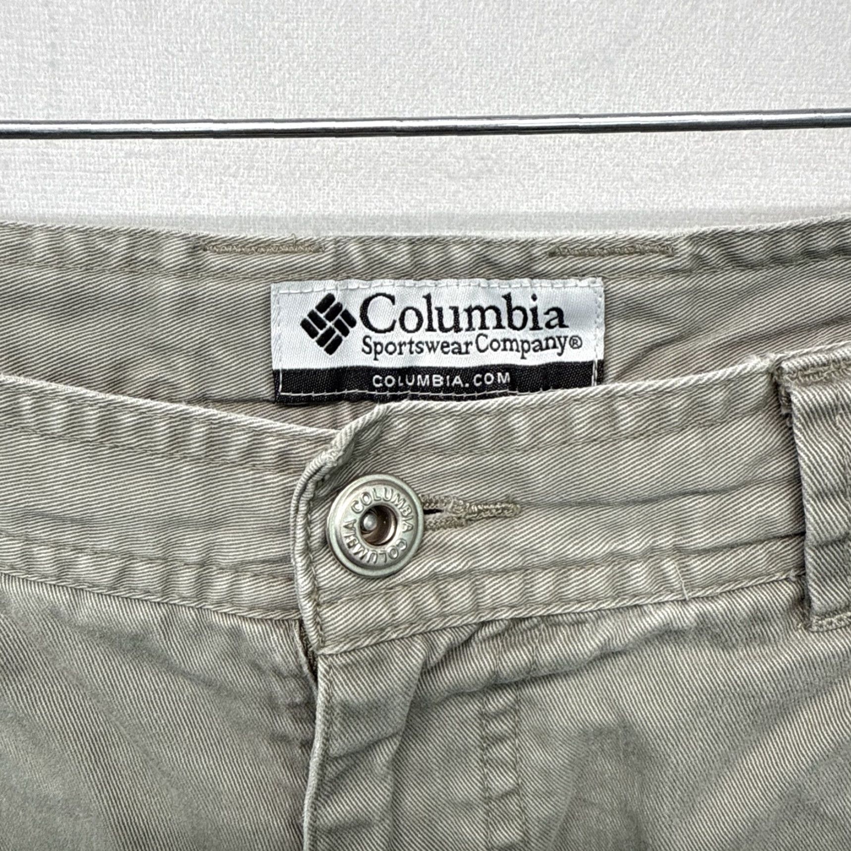 Vintage Columbia Men's Cargo Shorts 32W Green 100% Cotton Modern Classic Flat Front Belt Loops Cargo Pockets Regular Rise High Design sizing: 32 waist Size US 32 / EU 48 - 2 Thumbnail