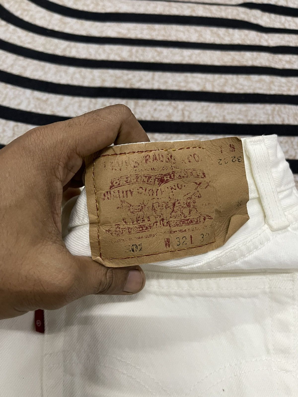 Levi's 90s LEVIS 302 WHITE DENIM JEANS RARE Size US 29 - 18 Thumbnail