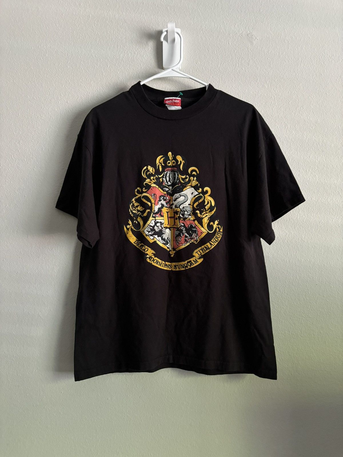 Vintage Vintage 2005 Harry Potter Crest Tee Size US L / EU 52-54 / 3 - 1 Thumbnail