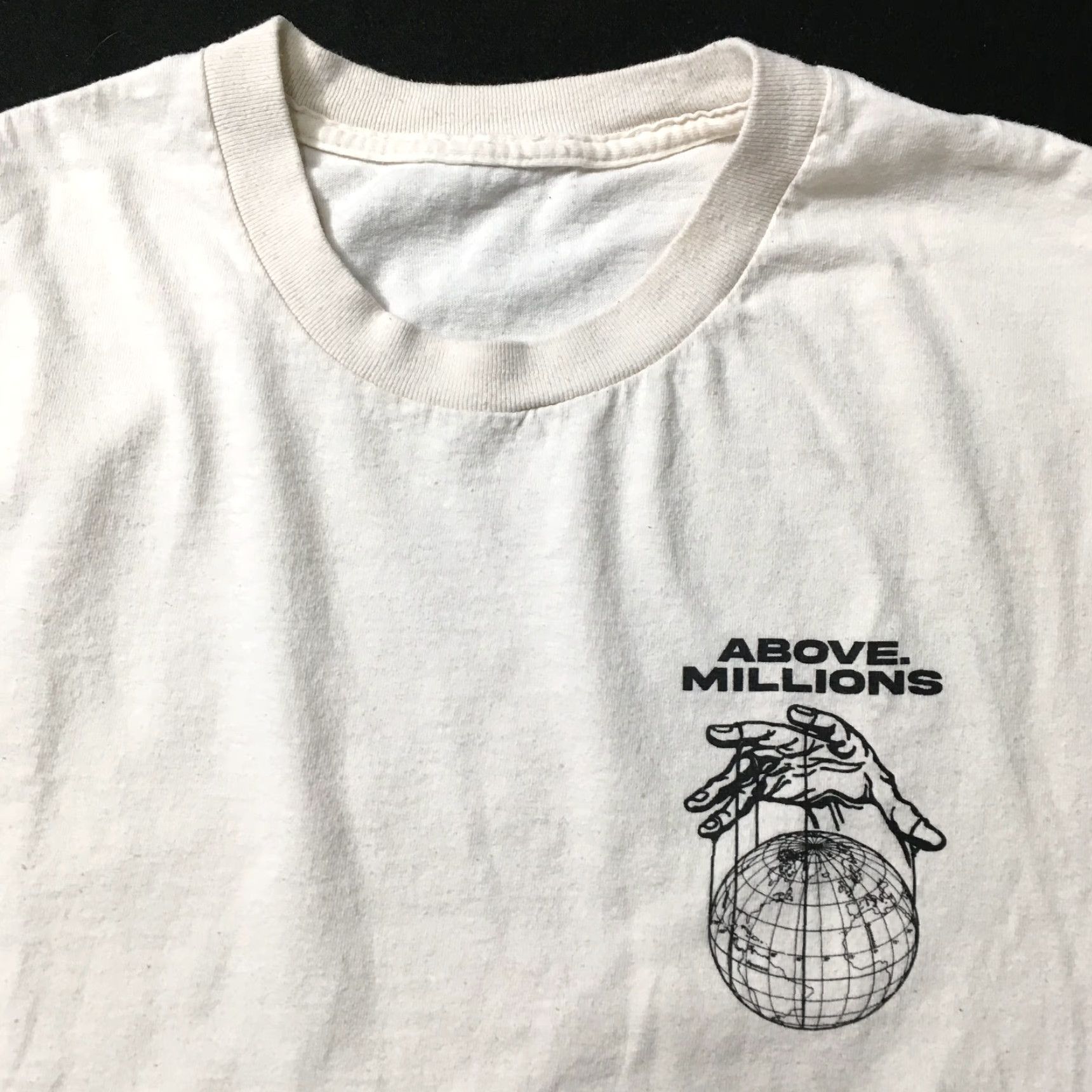 Vintage VINTAGE The World is Yours T shirt tee globe above millions White 100% Cotton softeez Graphic Tee Unisex Adults L Mens Size US L / EU 52-54 / 3 - 2 Thumbnail