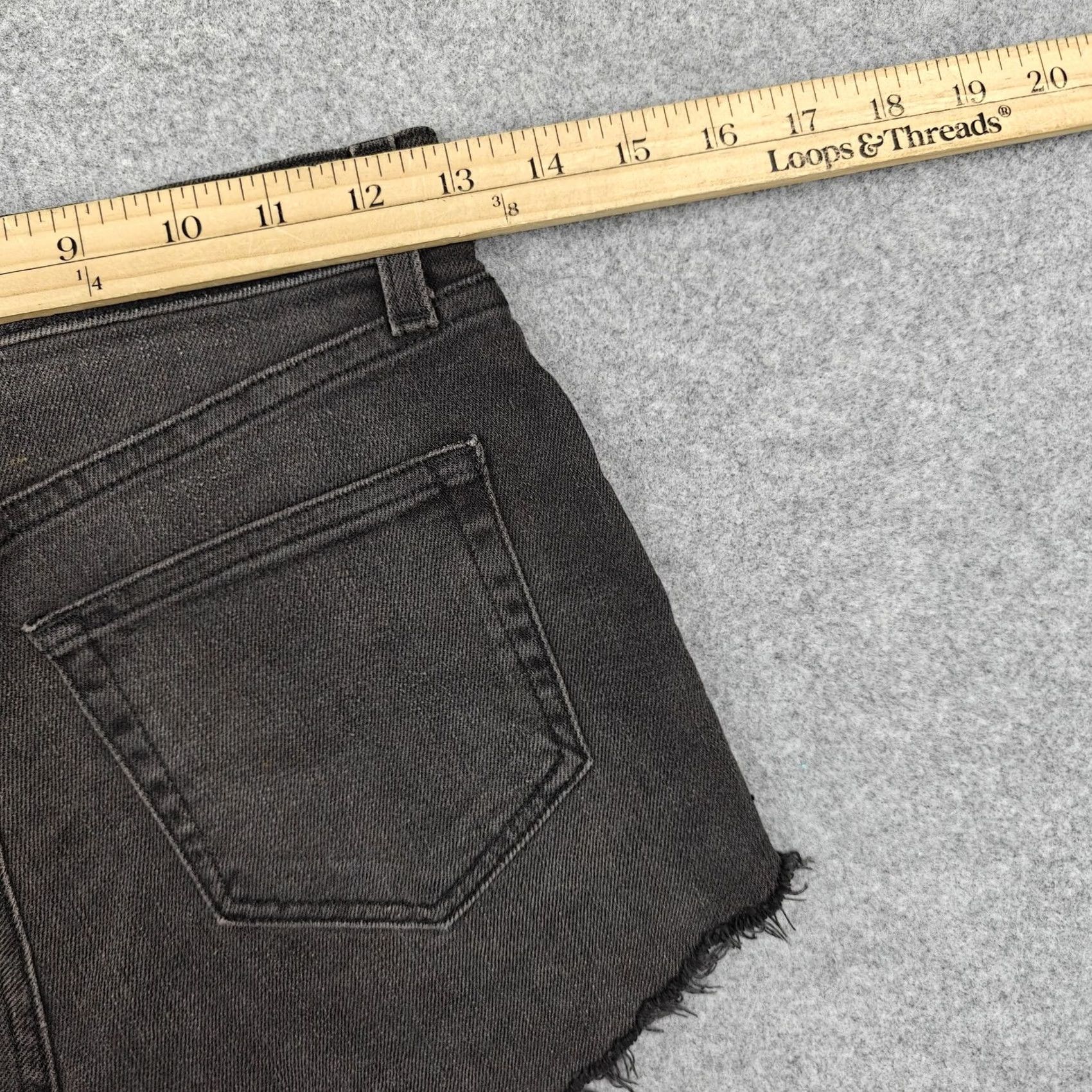 L'AGENCE L'Agence Shorts Womens 24 Gray High Rise Ryland Denim Cutoff Frayed Hem 5-Pocket Stretch Casual Summer Vintage No 8833 Mens Womens Boys Girls Size 42" / US 20 - 6 Thumbnail