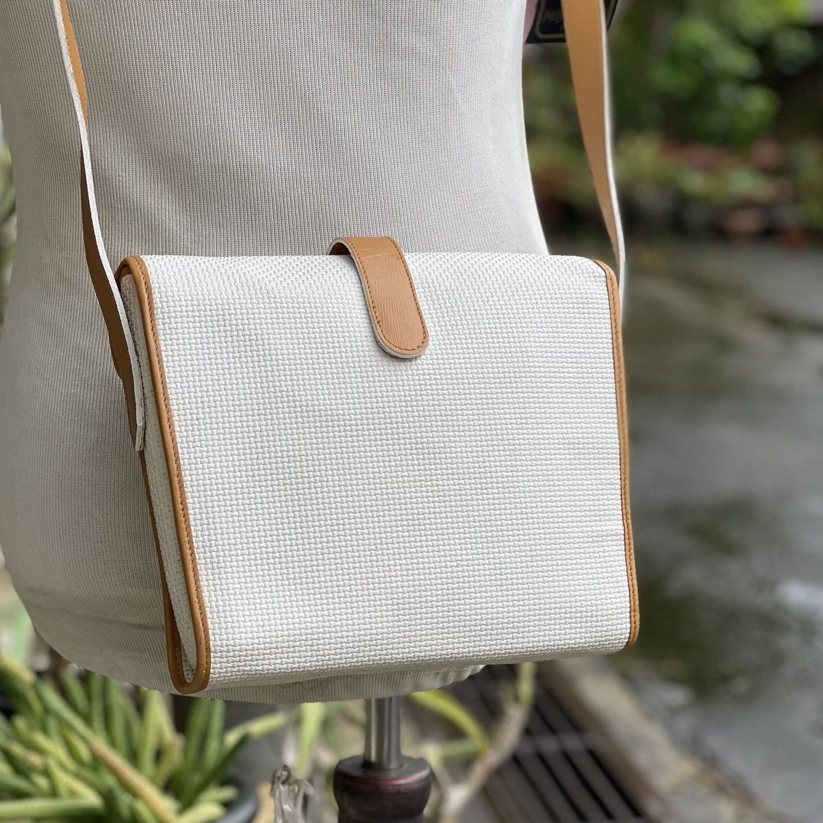 Yves Saint Laurent Vintage Yves Saint Launrent Off White/Tan Leather Crossbody Size ONE SIZE - 4 Thumbnail