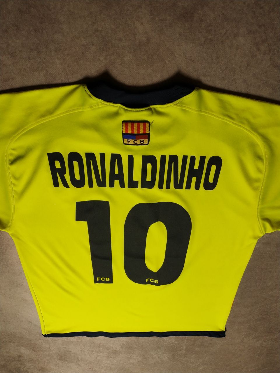 Vintage Vintage Ronaldinho 10 Barcelona Football Jersey T-shirt Size US S / EU 44-46 / 1 - 3 Thumbnail