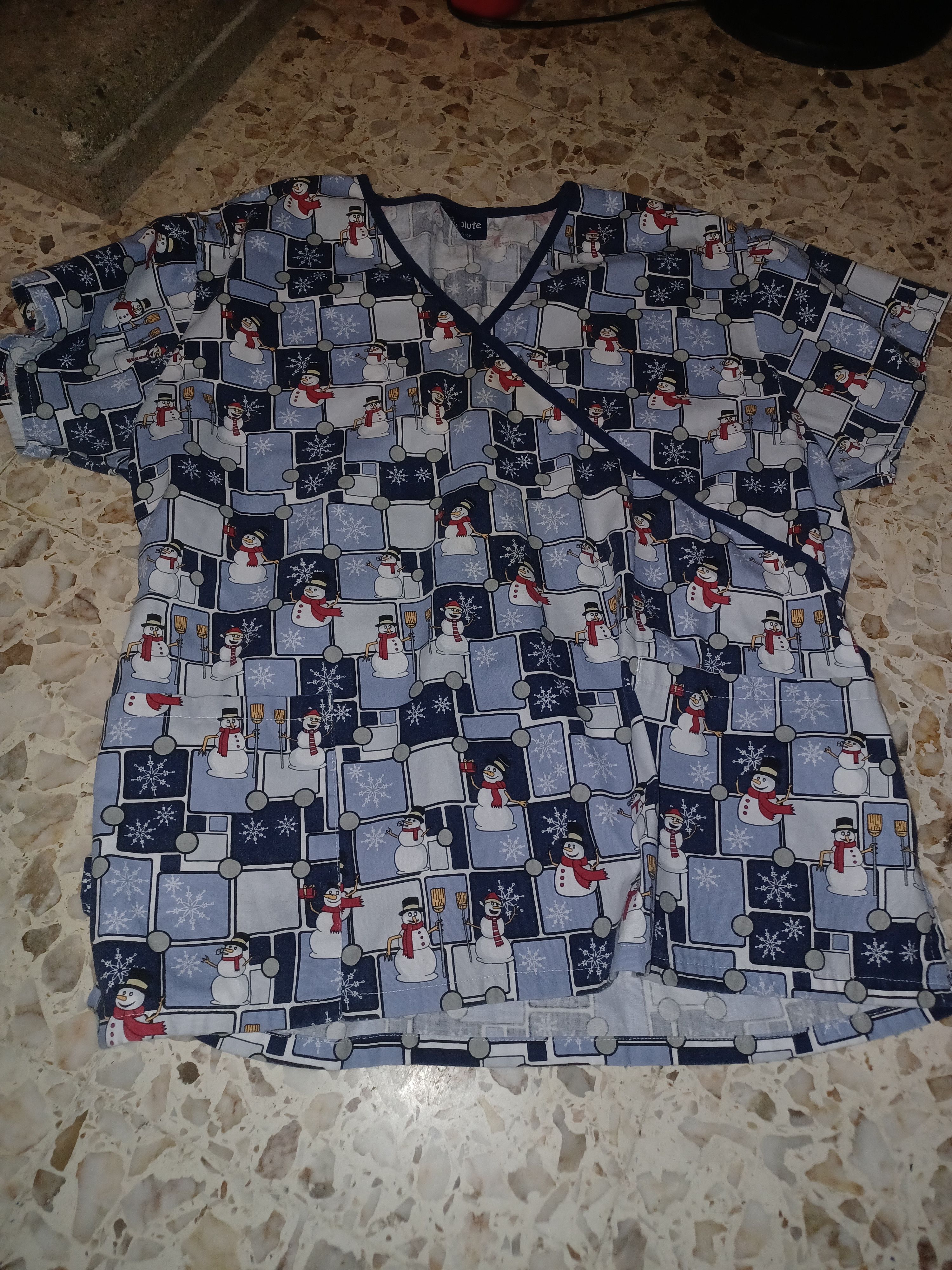 Other Women's Scrub Top Christmas/Winter Theme 2X Lots of Blue Size XXL / US 16-18 / IT 52-54 - 1 Thumbnail