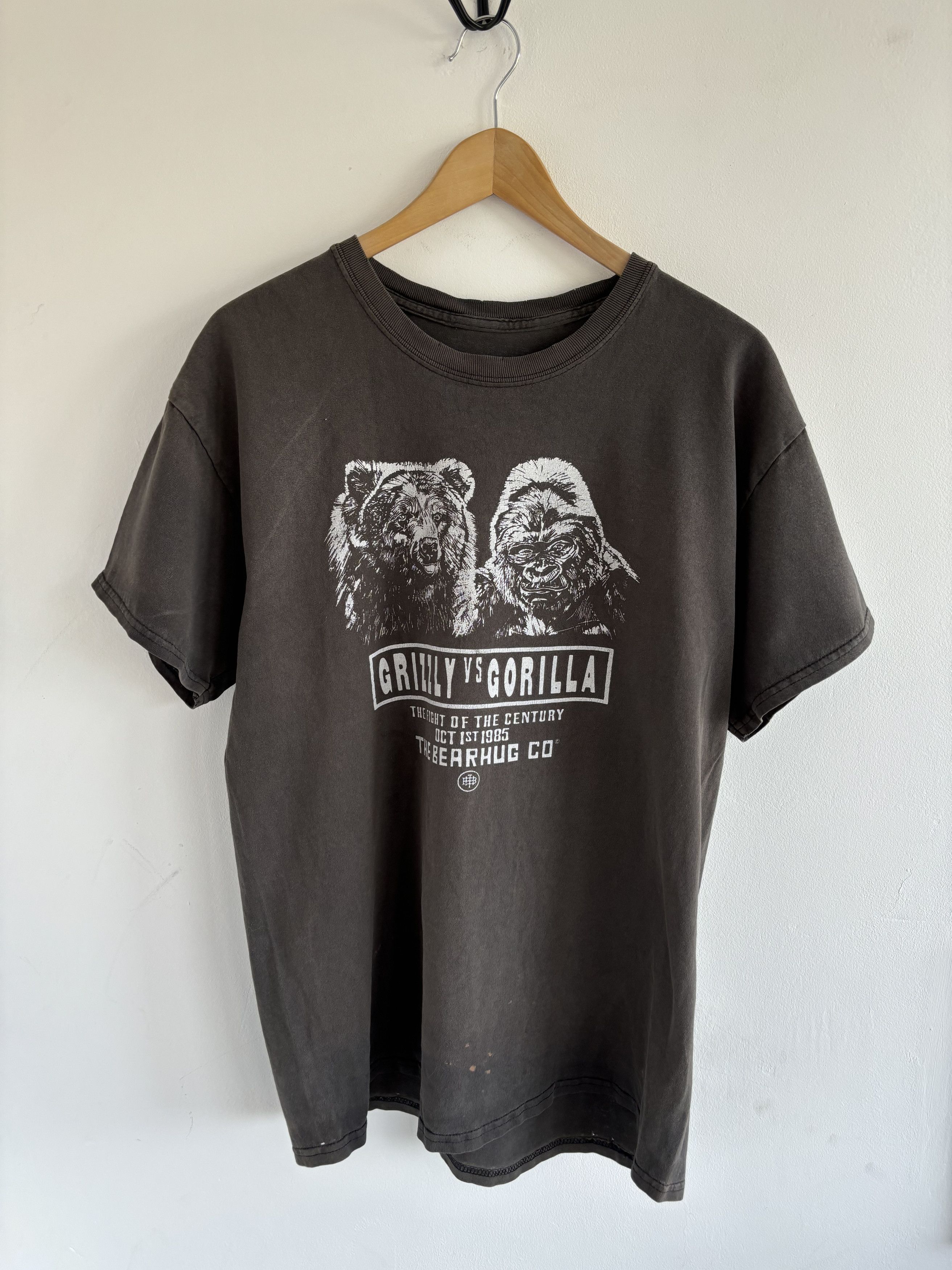 Dakota Grizzly Vintage Faded Grizzly vs Bear Animal Art Tee Size US L / EU 52-54 / 3 - 1 Thumbnail