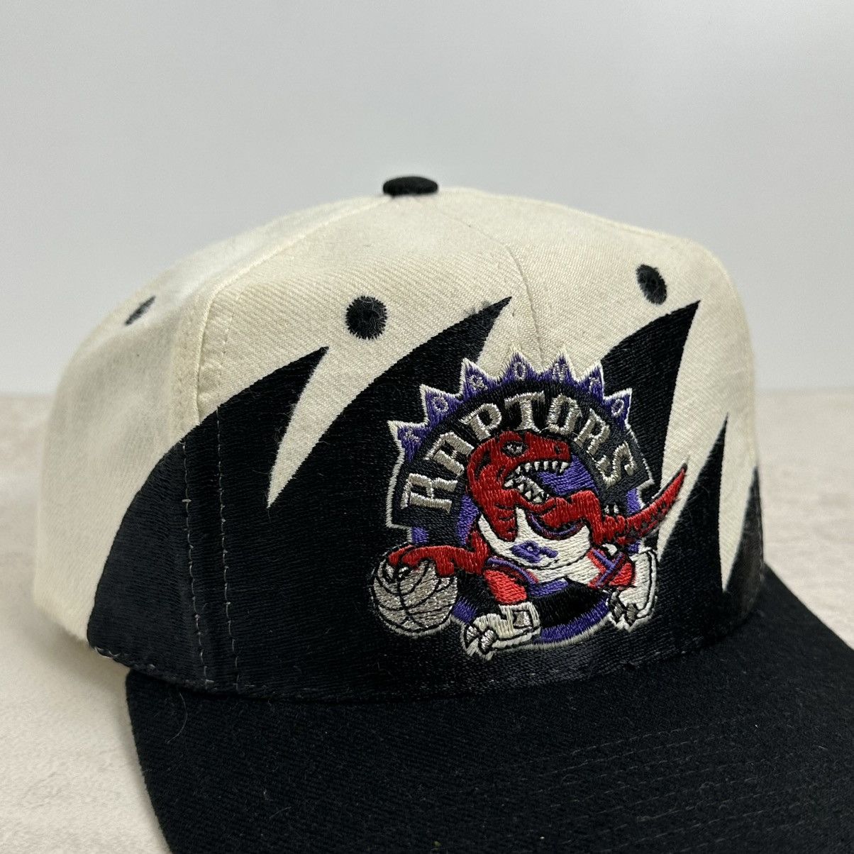 Logo Athletic × NBA × Vintage Vintage 90s Shark Tooth Toronto Raptors Gen 1 Hat Size ONE SIZE - 2 Thumbnail