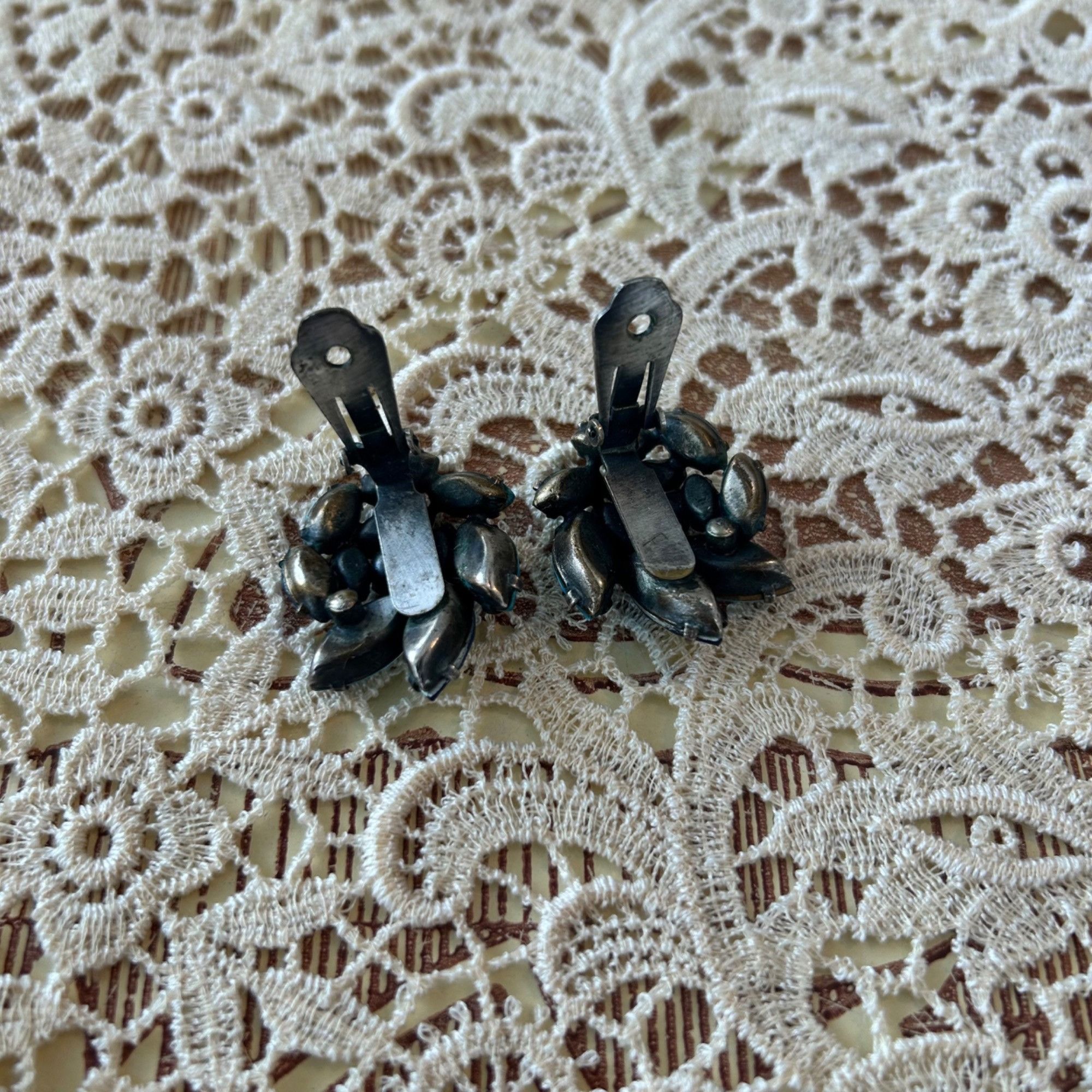 Vintage Vintage Blue Glass Rhinestone Aurora Borealis Clip Earrings Size ONE SIZE - 8 Thumbnail