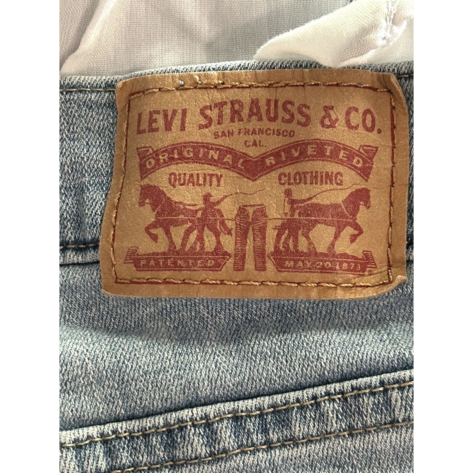 Levi's Levi's Bermuda Womens Jeans Shorts Blue Denim Classic sz 33 Casual Walking Pockets Regular Rise Mid 8.5-10.5in Cotton Blend Denim Size 33 Women Size 24" / US 00 / IT 34 - 7 Thumbnail