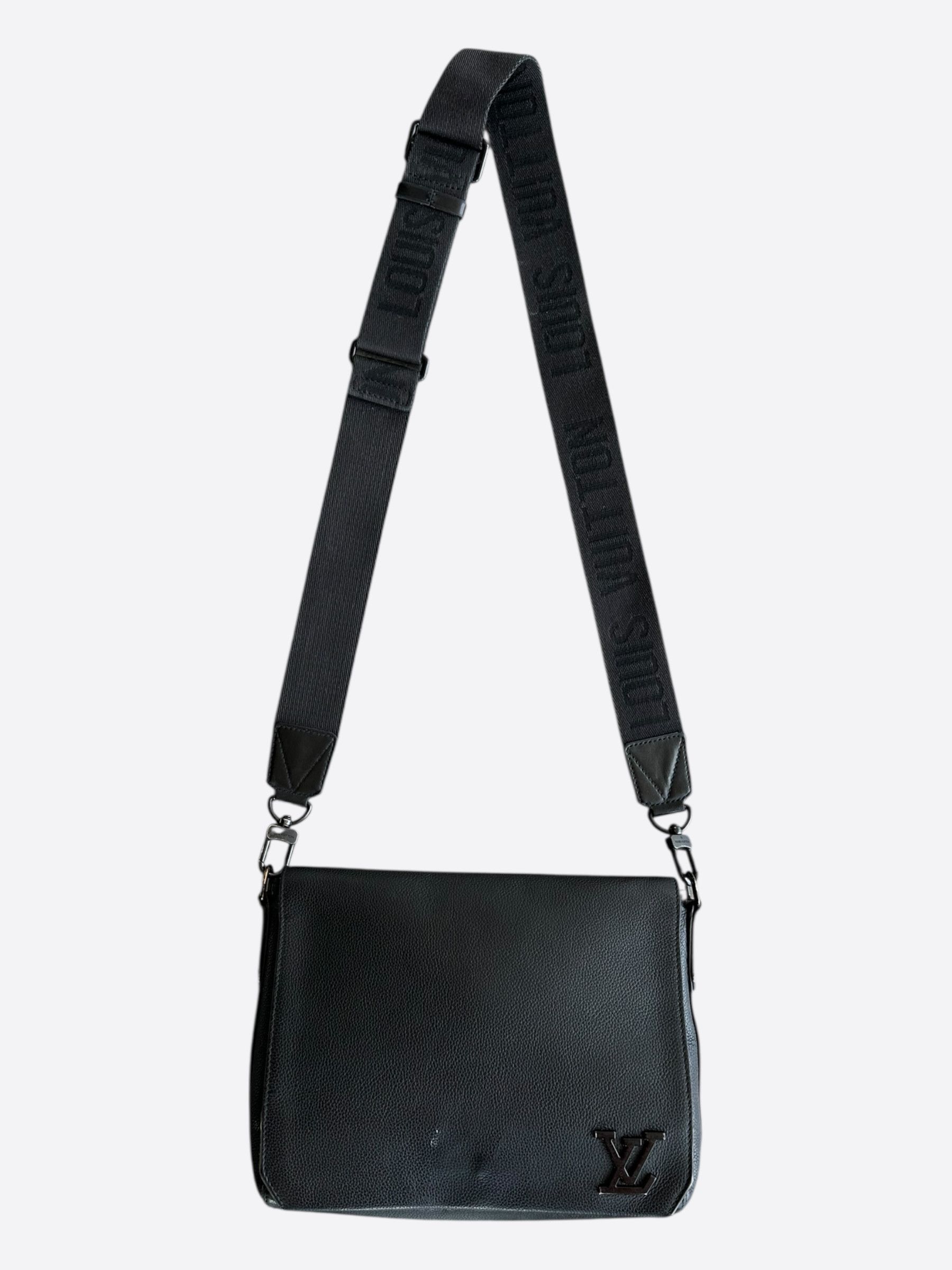 Louis Vuitton Louis Vuitton Black Aerogram Takeoff Messenger Size ONE SIZE - 1 Thumbnail