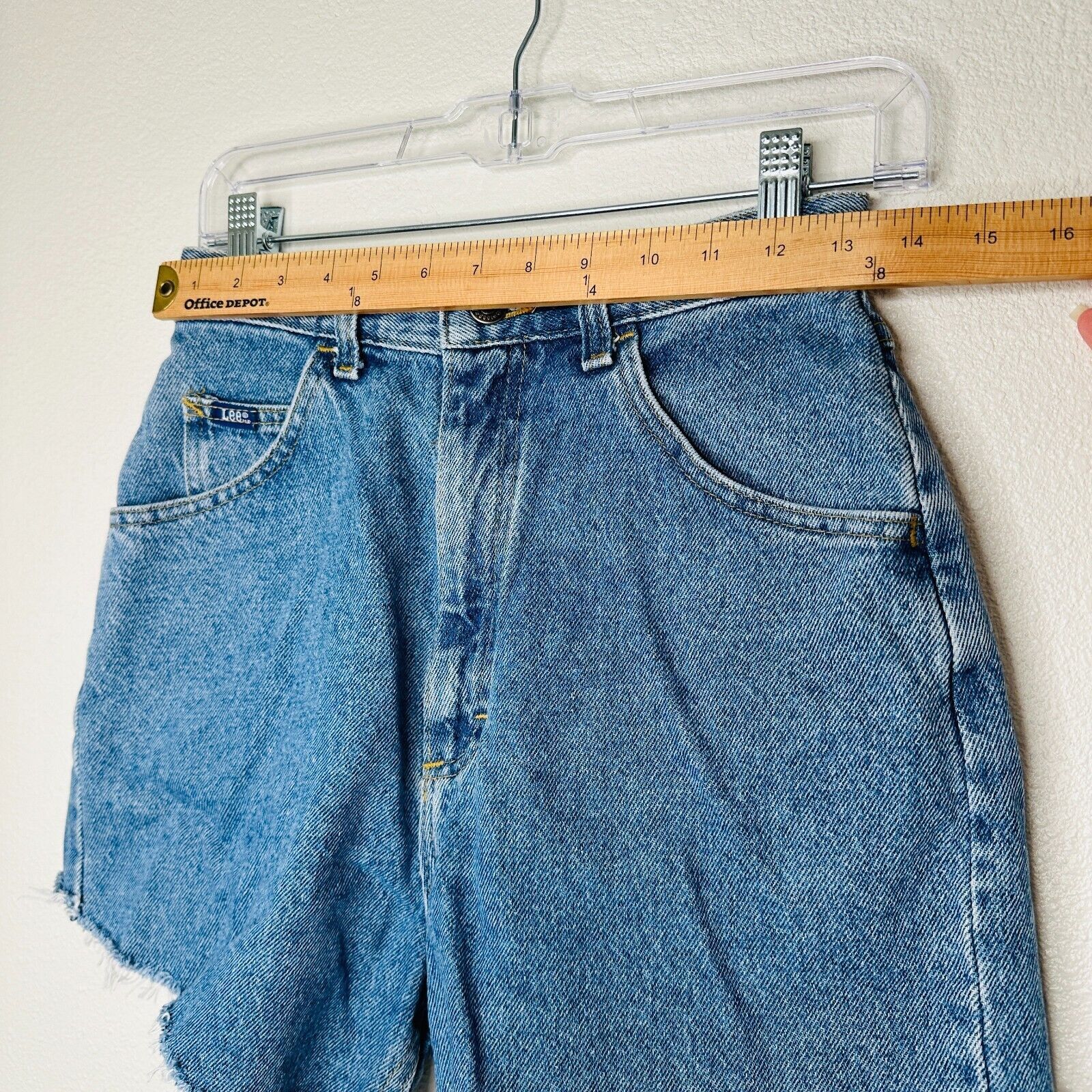 Lee Lee Blue Wash High Waist Raw Hem High Rise Jean Shorts 10 Size 32" / US 10 / IT 46 - 13 Thumbnail