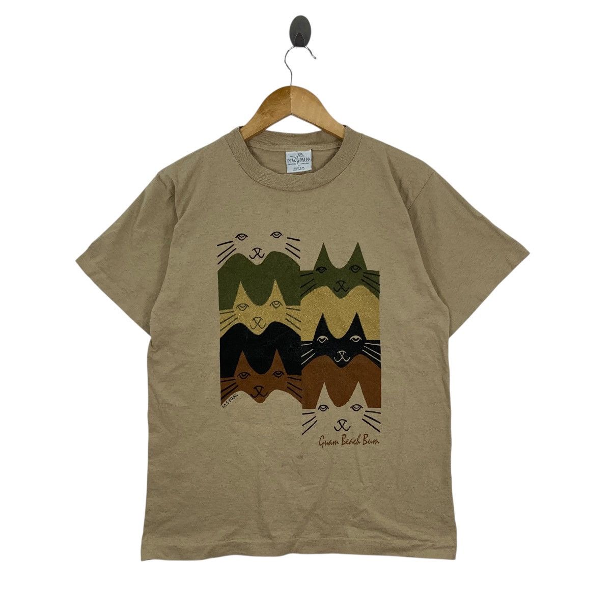 Vintage Vintage 90s BEACH BALLS Art USA Guam Beach Bum Tshirt Size US M / EU 48-50 / 2 - 1 Thumbnail