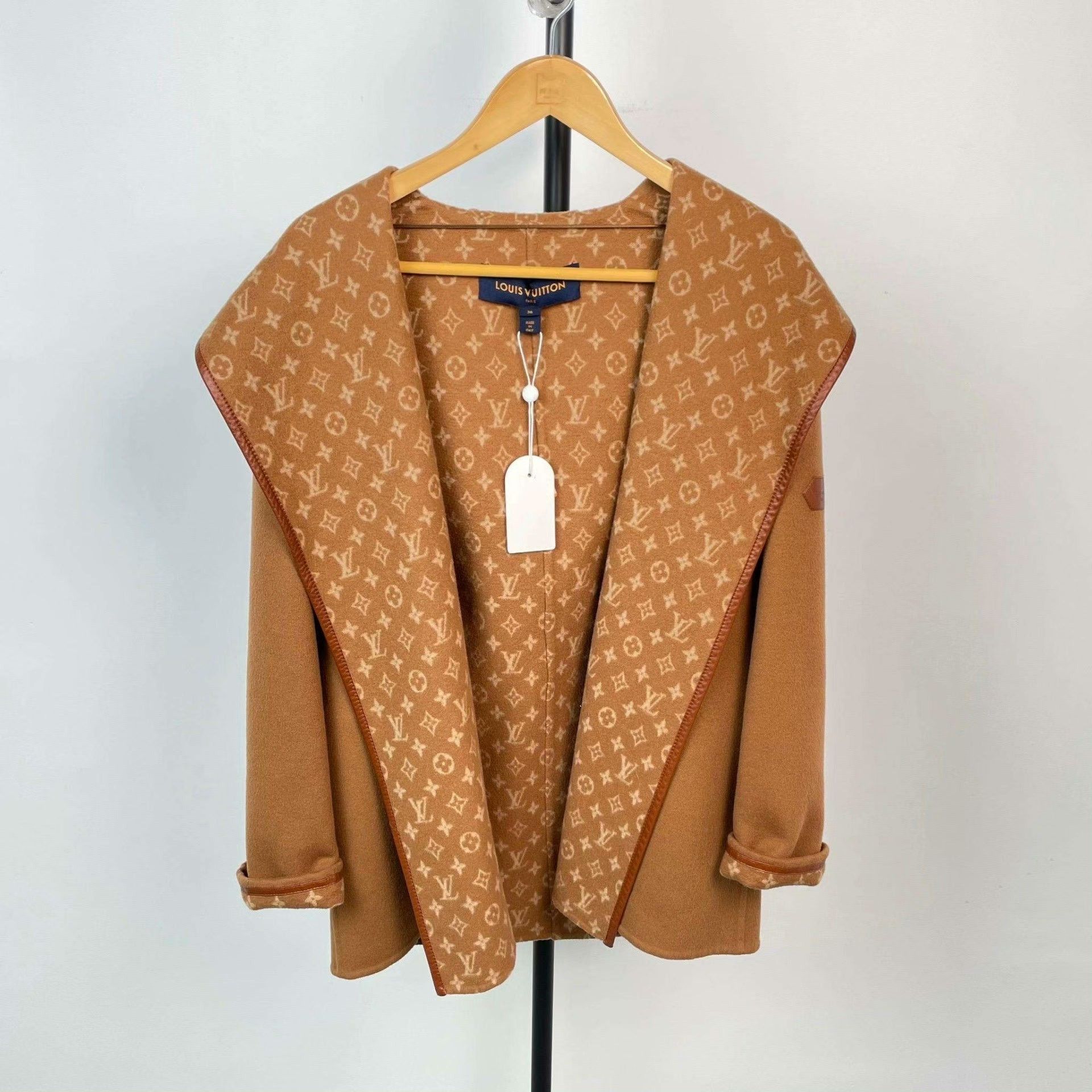 Louis Vuitton Louis Vuitton Beige Heavy Coat 36 Men Size US S / EU 44-46 / 1 - 1 Thumbnail