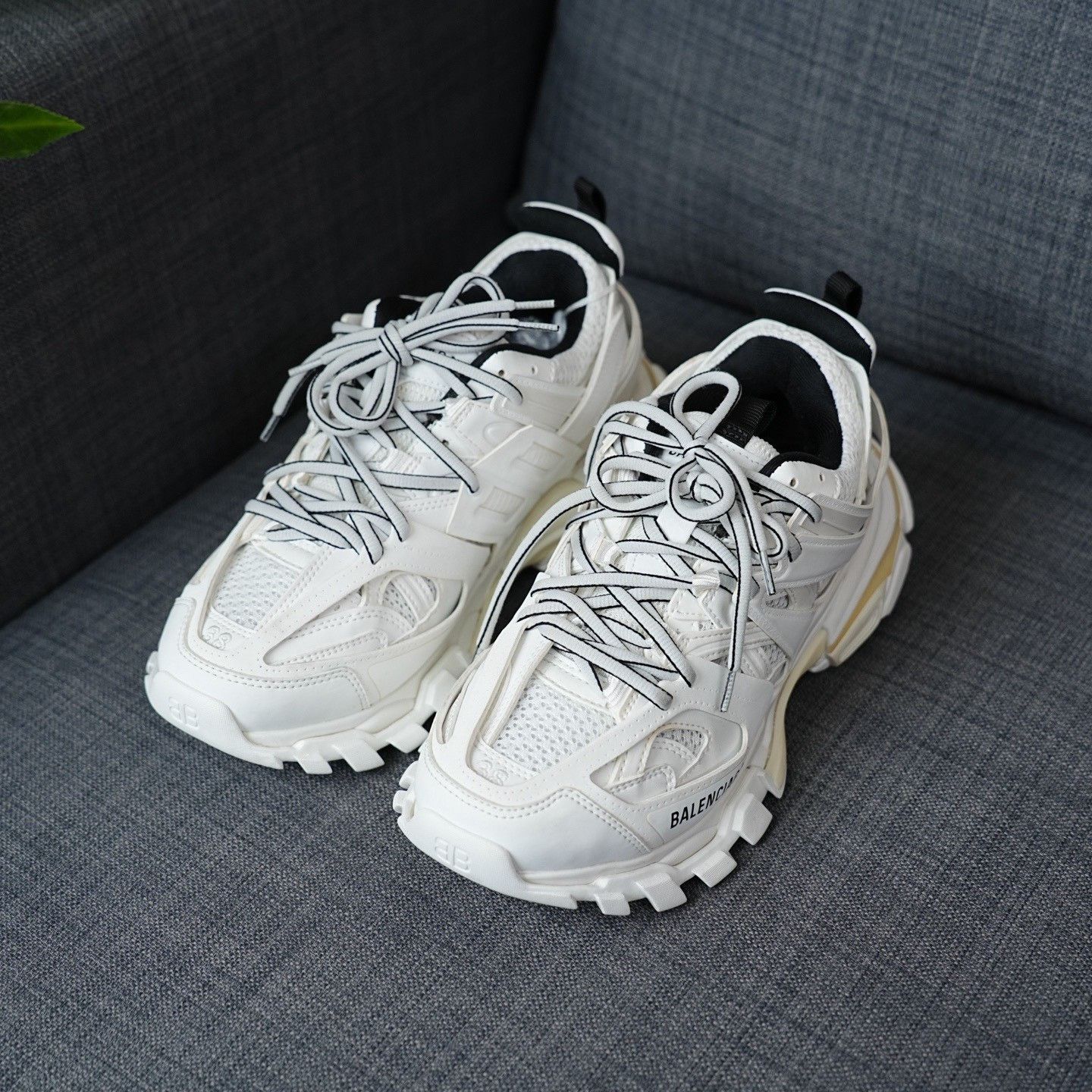 Balenciaga Balenciaga White Lowtop Sneakers us_8 Women Size US 8 / IT 38 - 1 Thumbnail