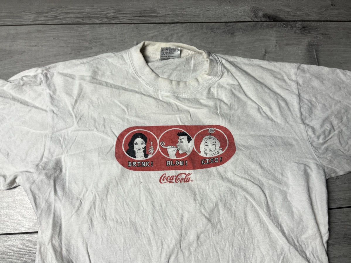 Coca Cola Vintage Coca Cola Drink Blow Kiss Tshirt 00s Size US L / EU 52-54 / 3 - 3 Thumbnail