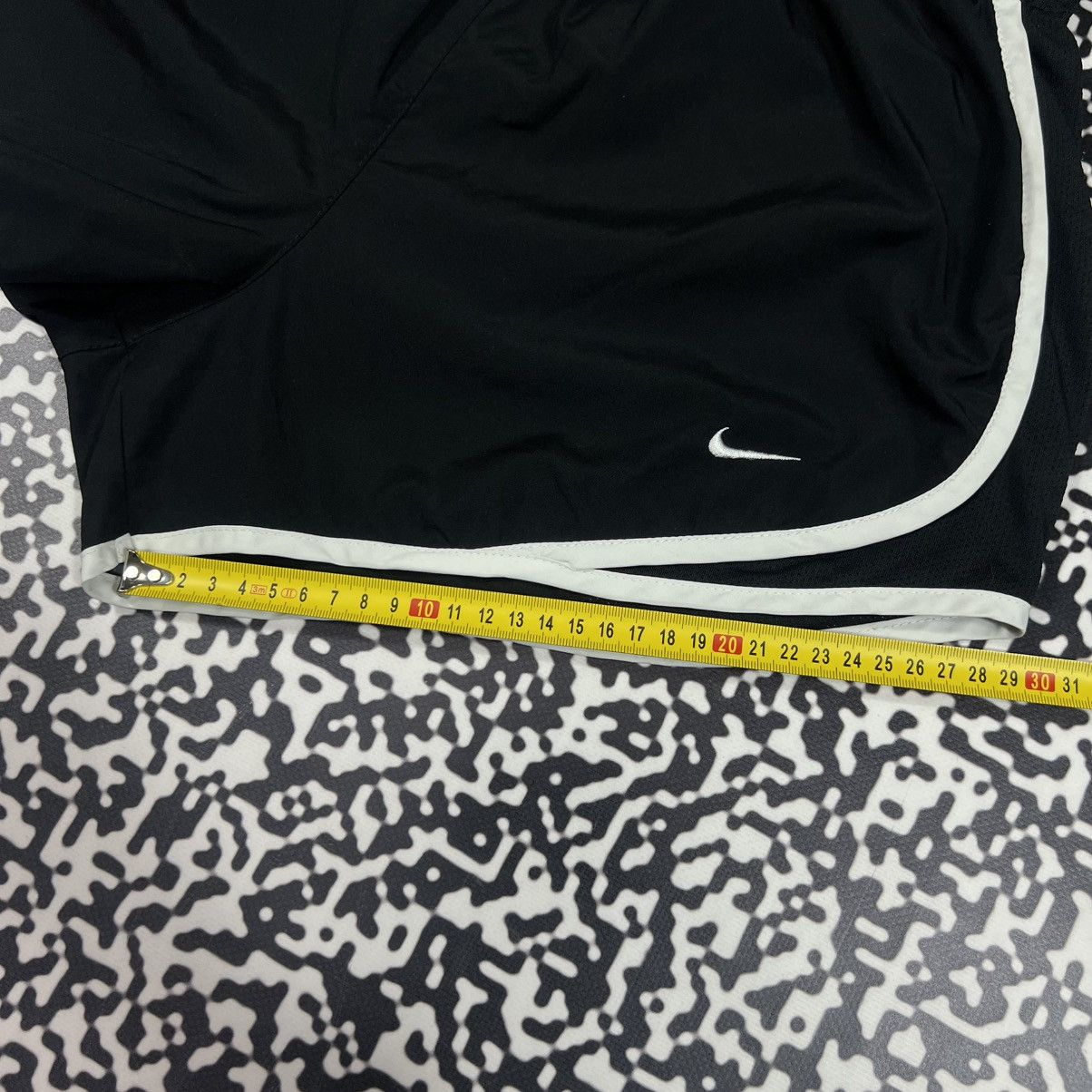 Nike Vintage Y2K Nike Swoosh Logo Retro Sport Style Casual Shorts Size US 31 - 13 Thumbnail