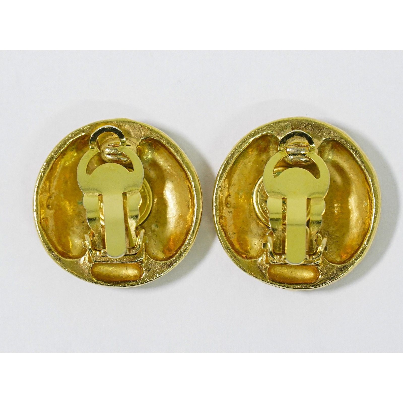 Chanel Chanel Gold Plated Vintage Round CC Clip-on Earrings Gold Size ONE SIZE - 2 Thumbnail