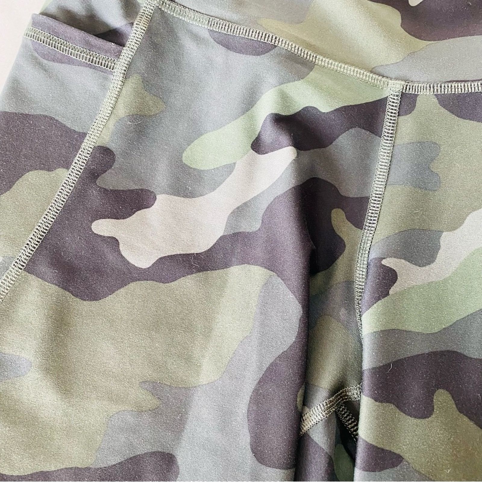 Old Navy OLD NAVY Olive Green Black Camo Print High Rise Biker Shorts Size 30" / US 8 / IT 44 - 7 Thumbnail