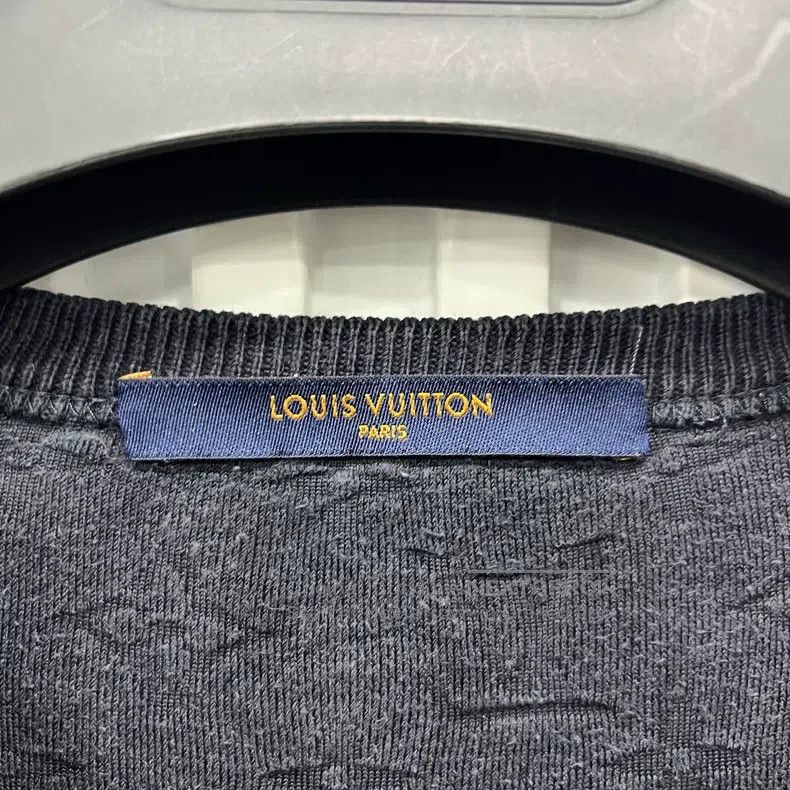 Louis Vuitton Louis Vuitton size 4l Embossed presbyopic towel short sleev Size US M / EU 48-50 / 2 - 5 Thumbnail