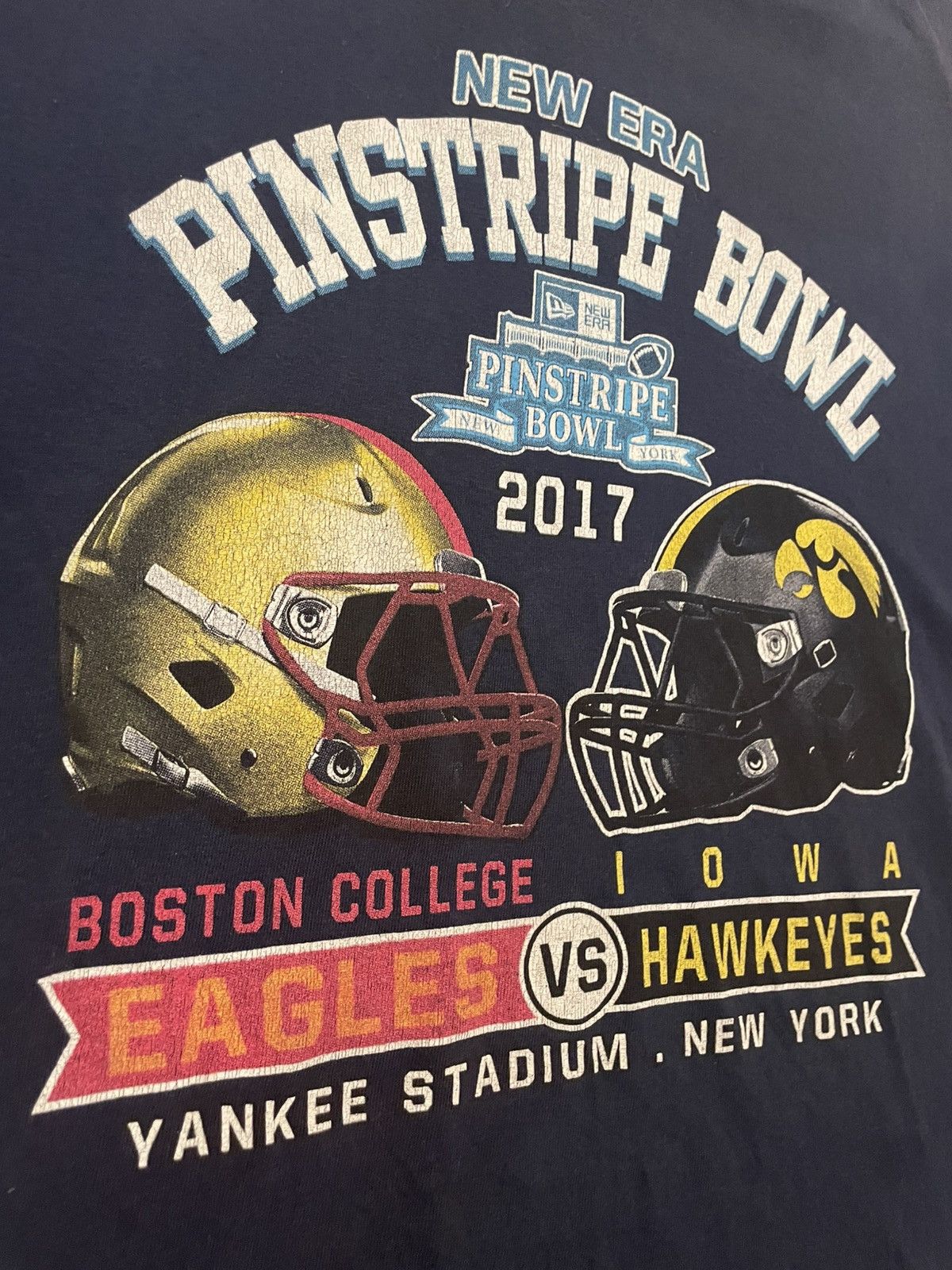 Vintage BOSTON EAGLES VS IOWA HAWKEYES T-SHIRT Size US XL / EU 56 / 4 - 2 Thumbnail
