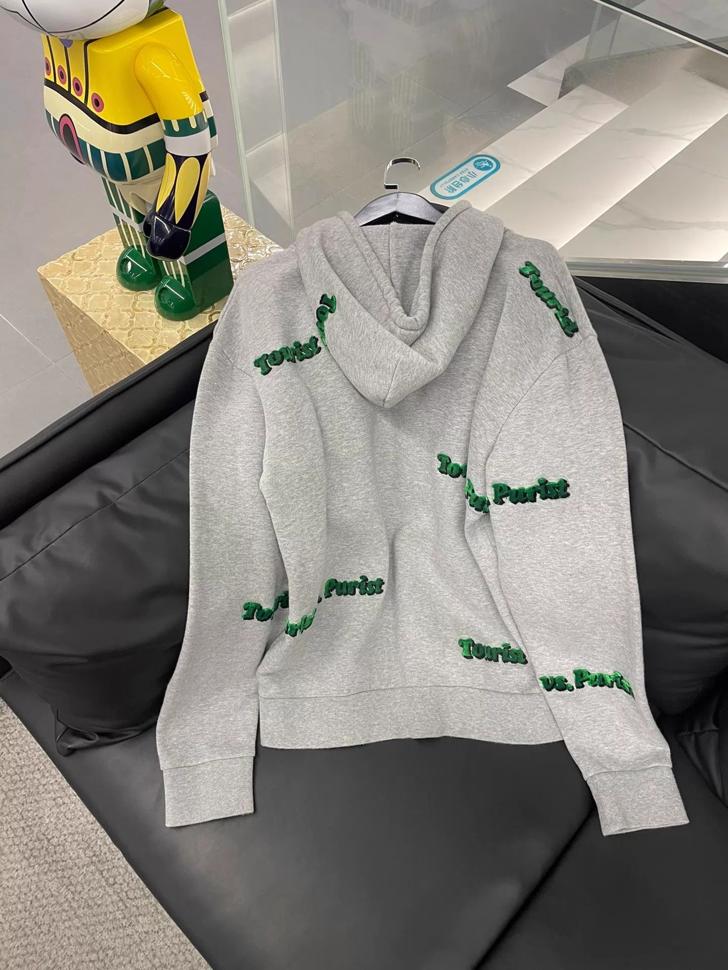 Louis Vuitton Louis Vuitton logo sweatshirt L decent condition Size US L / EU 52-54 / 3 - 2 Thumbnail