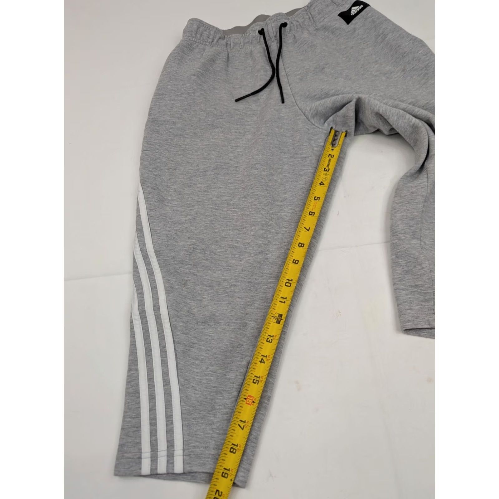 Adidas Adidas Multisport Cropped Sweat Pants Women XS Regular 28in Gray Three Stripe Heather Gray Sport Athleisure Modern Casual Pants Women XS Streetwear Size 40" / US 18 - 4 Thumbnail