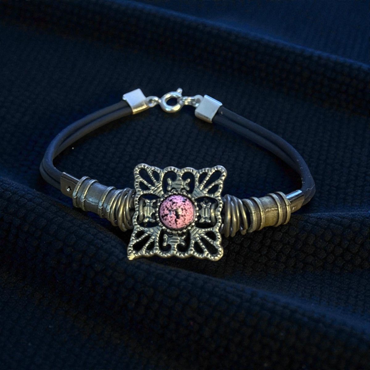 Other Black leather pink speckled stone bracelet Size ONE SIZE - 1 Thumbnail