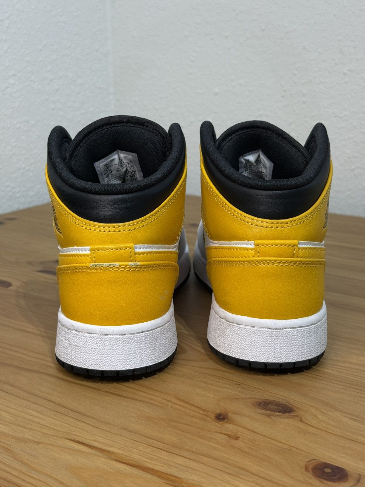Jordan Brand × Nike Nike Air Jordan 1 Mid University Gold size 5Y Size US 7 / IT 37 - 3 Thumbnail