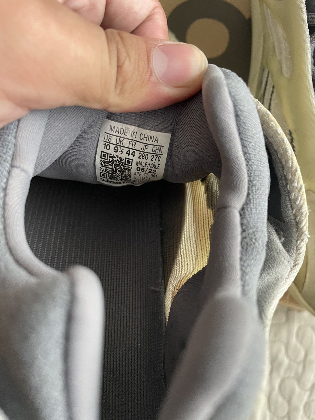 Yeezy Yeezy 700 v3 "Faded salt" Size US 10 / EU 43 - 4 Thumbnail