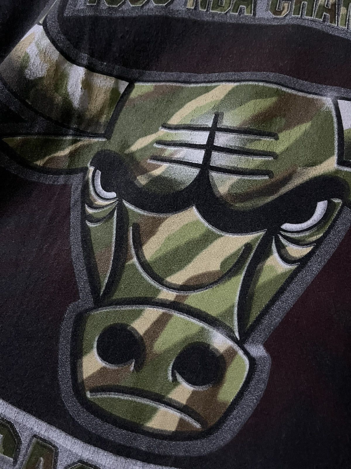 Vintage Vintage 1998 NBA Champs Chicago Bull Camouflage Tshirt Size US L / EU 52-54 / 3 - 4 Thumbnail