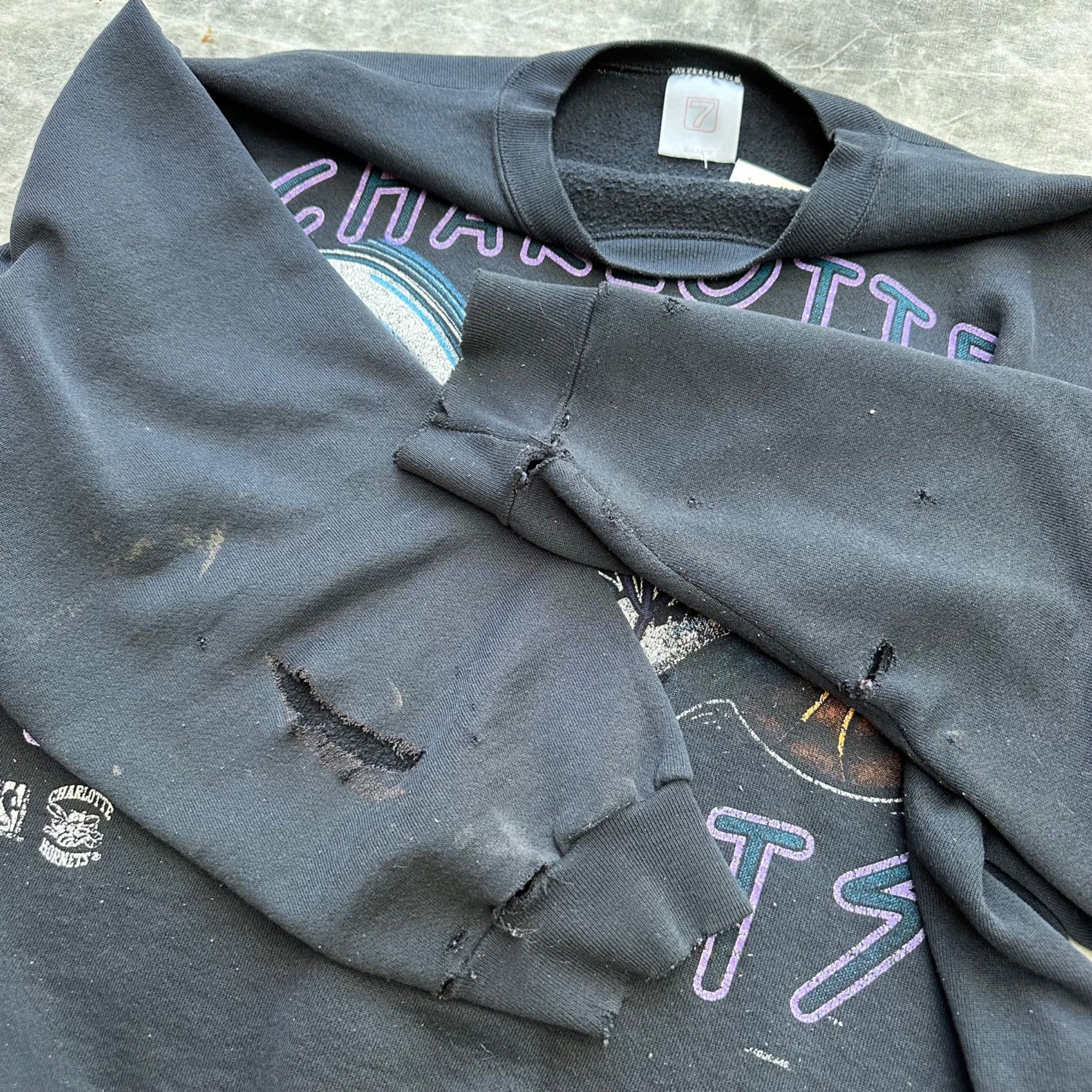 Vintage Vintage Logo 7 Charlotte Hornets NBA Faded Sweatshirt Size US XL / EU 56 / 4 - 5 Thumbnail