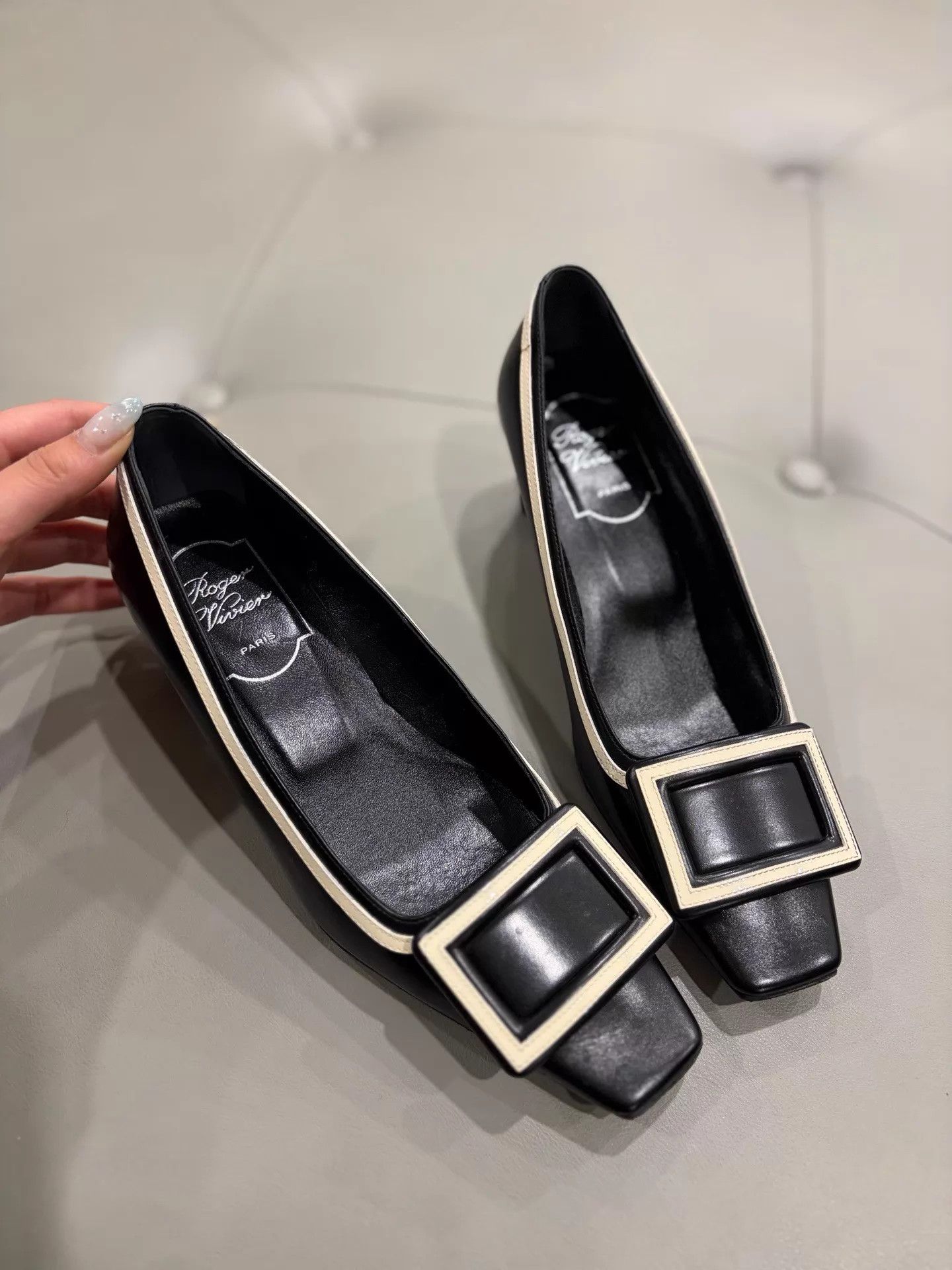 Roger Vivier RV Classic Black & White Lambskin Block Heel Pump Size 35 Size US 4.5 / IT 34.5 - 1 Thumbnail
