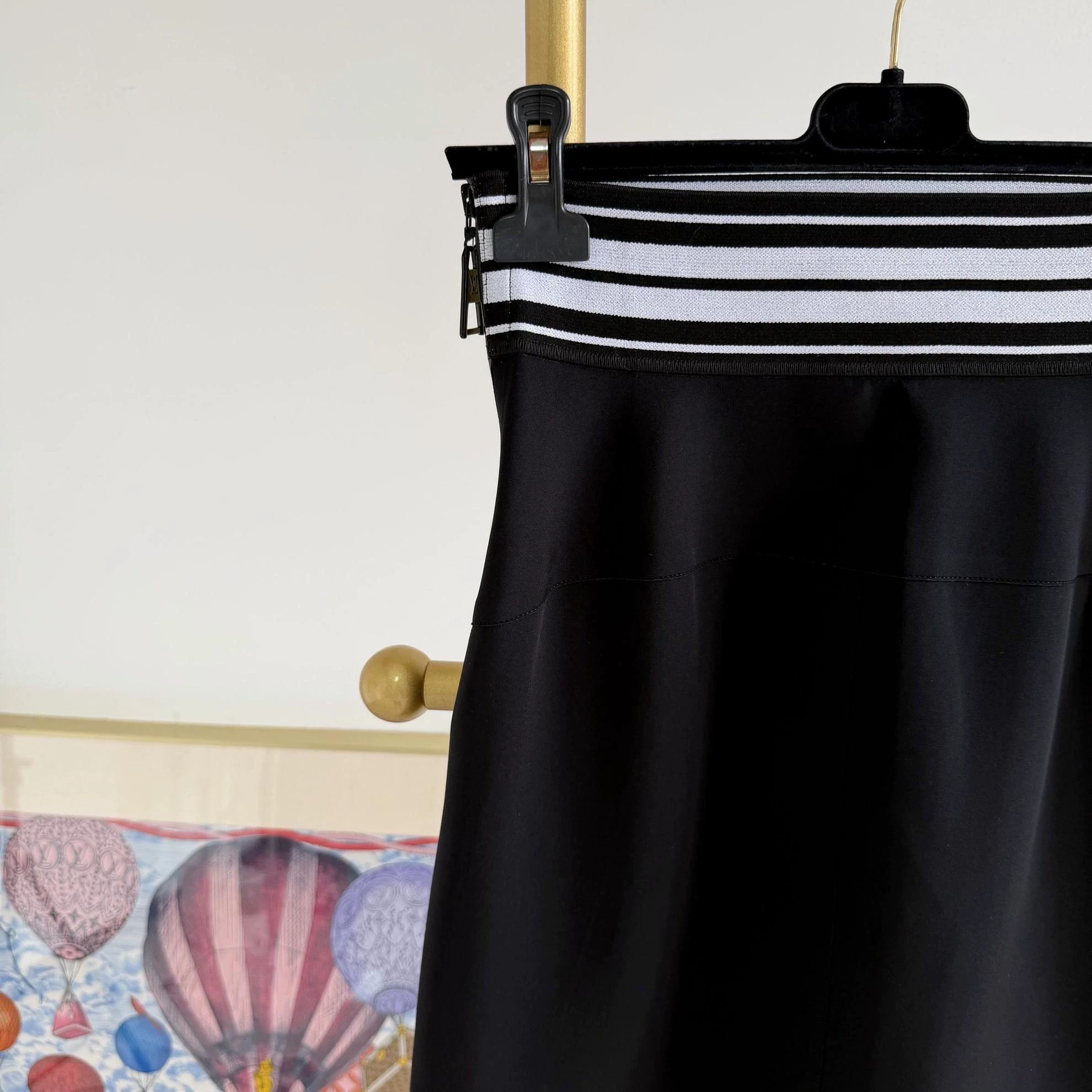 Louis Vuitton Louis Vuitton Black Short Skirt women's 38 6121 Size 27" / US 4 / IT 40 - 5 Thumbnail