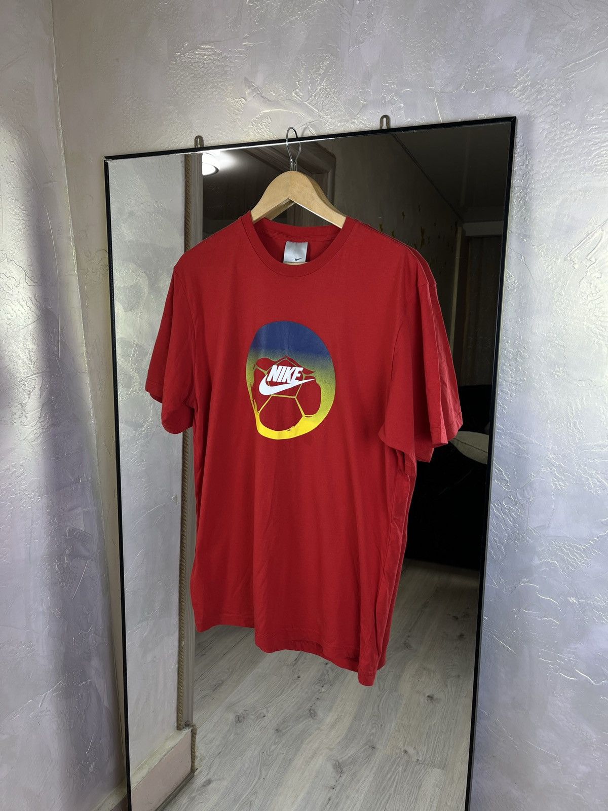 Nike Iconic Nike Soccer Globe Graphic T-Shirt | Bold Red Vintage Size US L / EU 52-54 / 3 - 1 Thumbnail