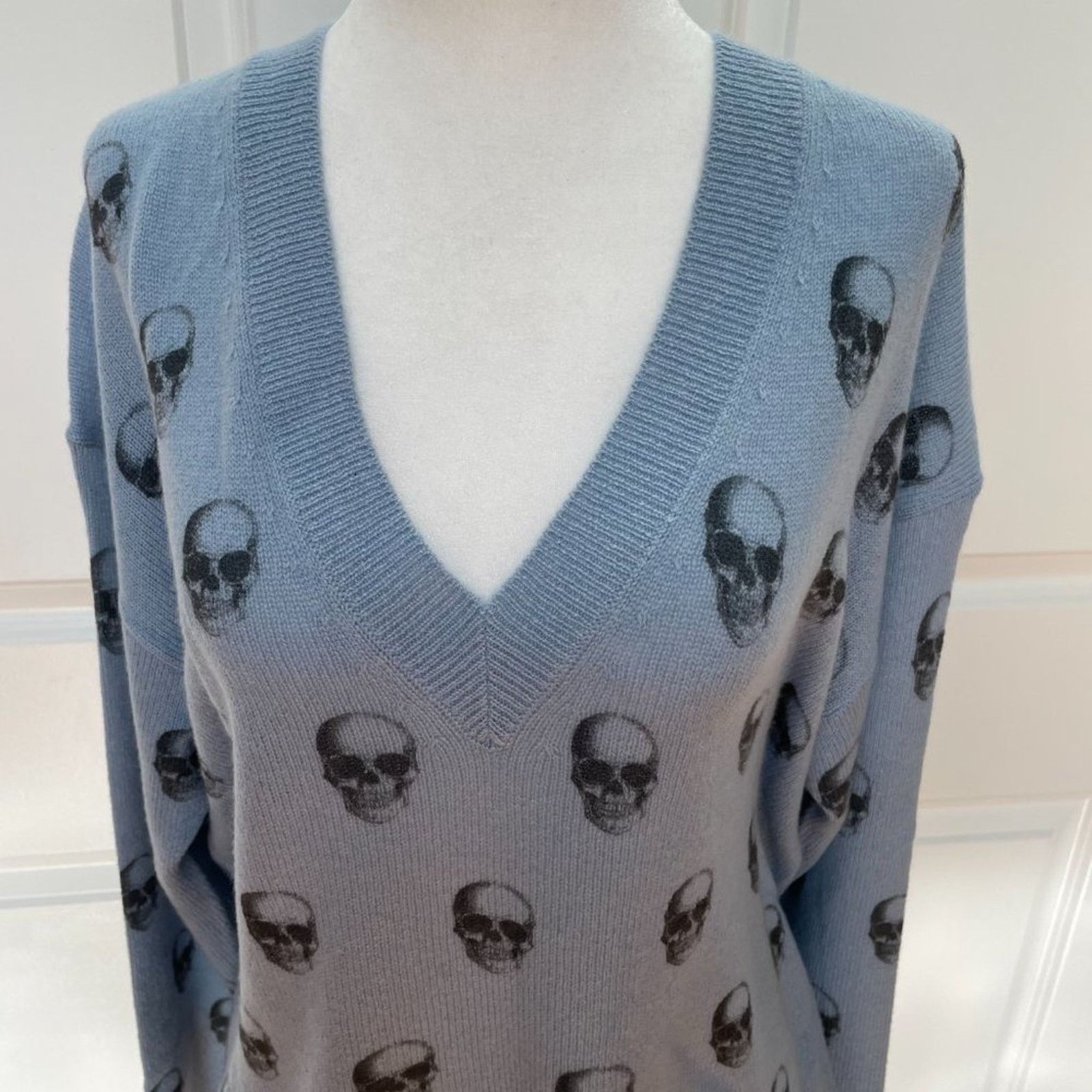 360Cashmere V-Neck Skull Print Cashmere Sweater 360 Cashmere Size M / US 6-8 / IT 42-44 - 1 Thumbnail