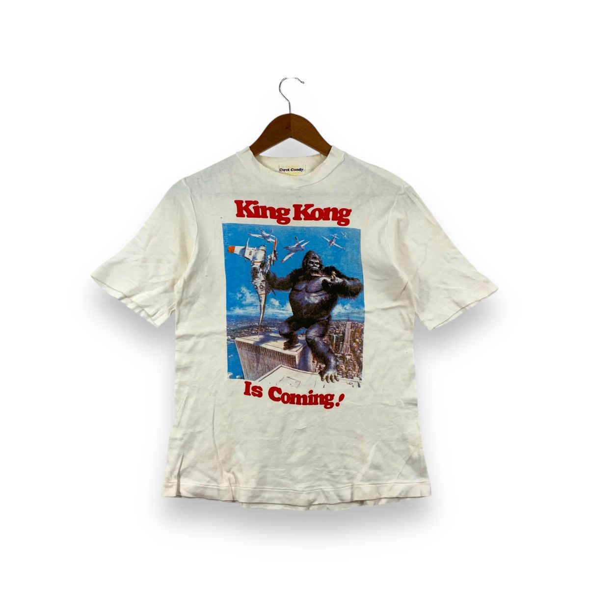 Vintage Vintage KING KONG IS COMING Carol Candy Movie Tee Shirt Size US S / EU 44-46 / 1 - 1 Thumbnail