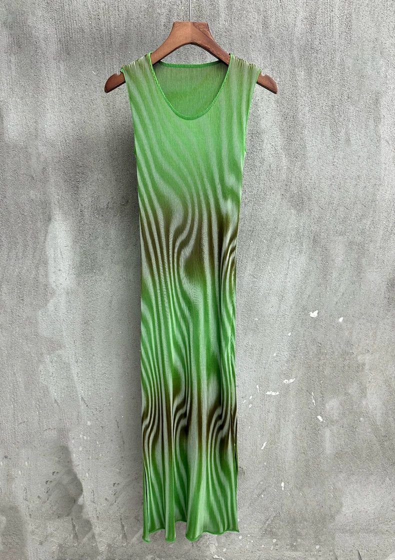 Issey Miyake Issey Miyake Green psychedelic radio-shaped pleated dress Size M / US 6-8 / IT 42-44 - 1 Thumbnail