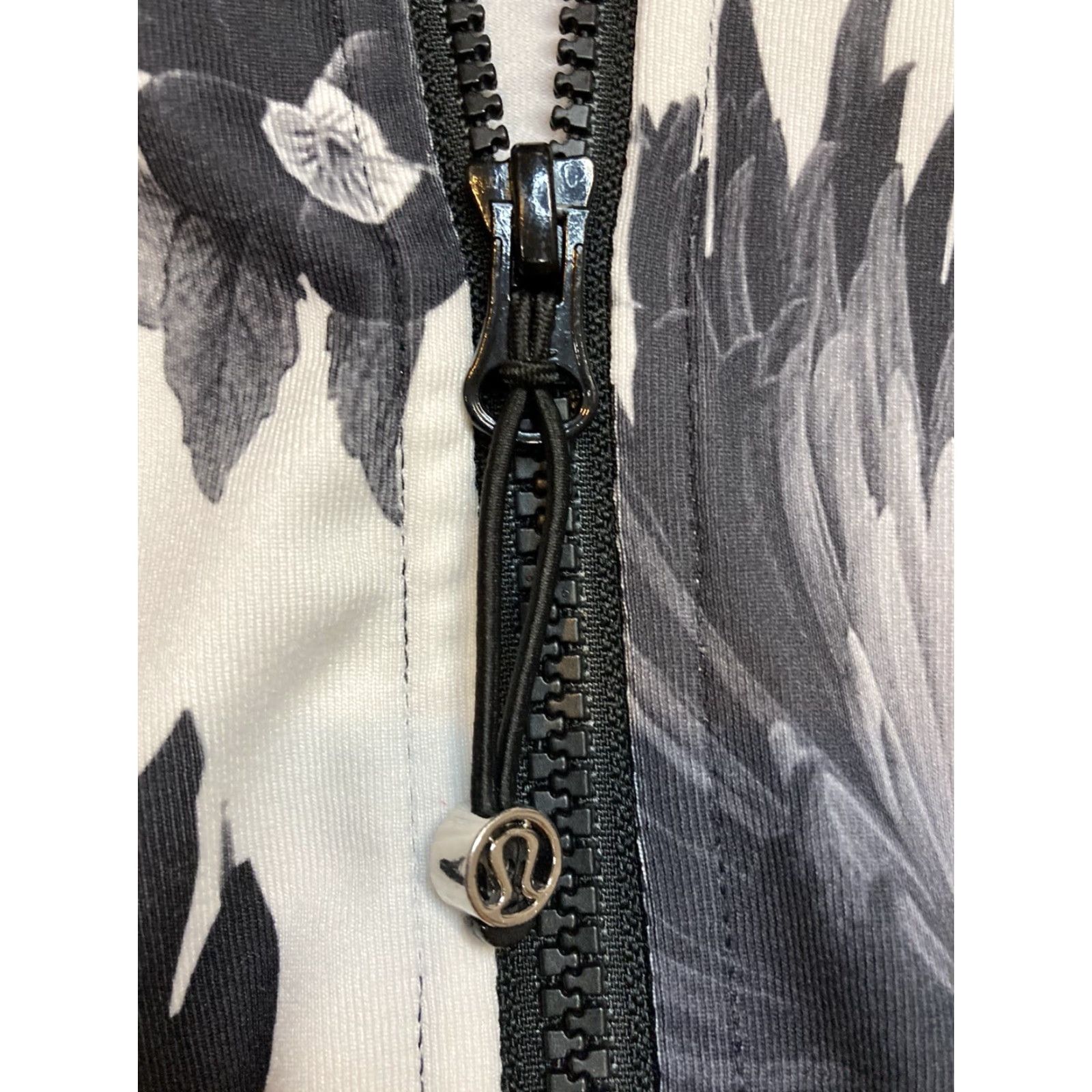 Lululemon Lululemon Nice Asana Jacket Women Sz 4 Brisk Bloom Floral Full Zip Black White Size S / US 4 / IT 40 - 2 Thumbnail