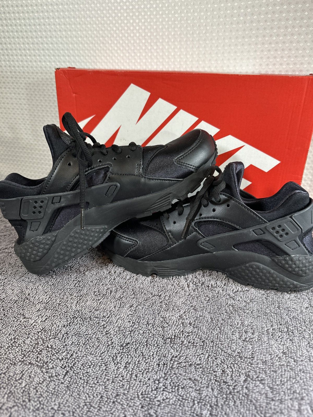 Nike Nike Air Huarache Triple Black (Women's) Size US 7 / IT 37 - 5 Thumbnail