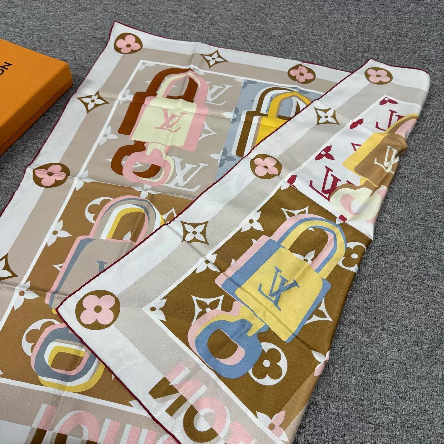 Louis Vuitton LV Colorful Lock 90x90cm Scarf Unused Size ONE SIZE - 3 Thumbnail