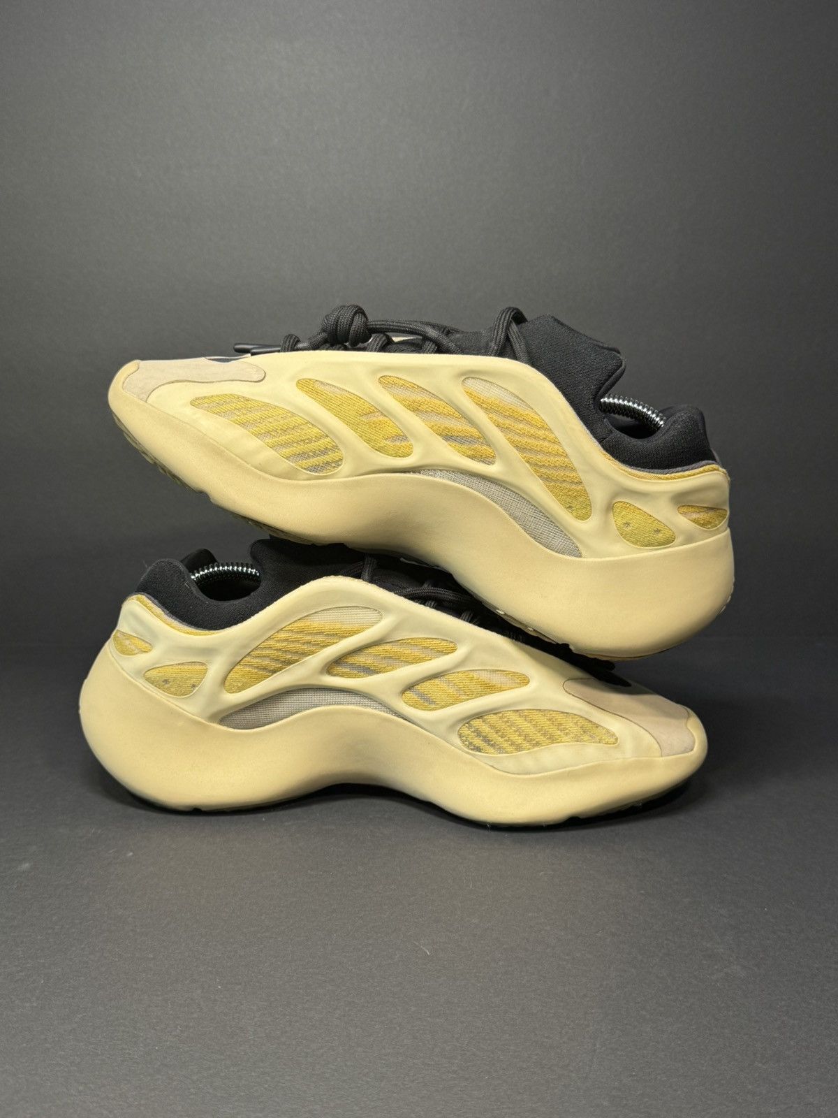 Adidas Adidas Yeezy Boost 700 V3 Mono Safflower Size US 9 / EU 42 - 4 Thumbnail