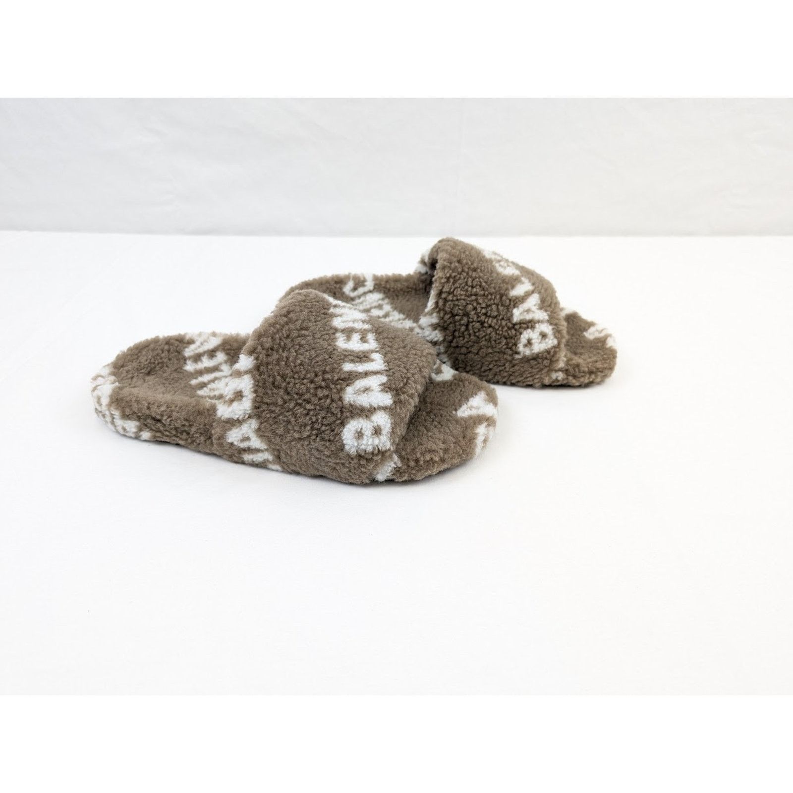 Balenciaga o1rshd1 All Over Logo Furry Slides in Dark Mink Grey/White Size US 11 / IT 41 - 15 Thumbnail